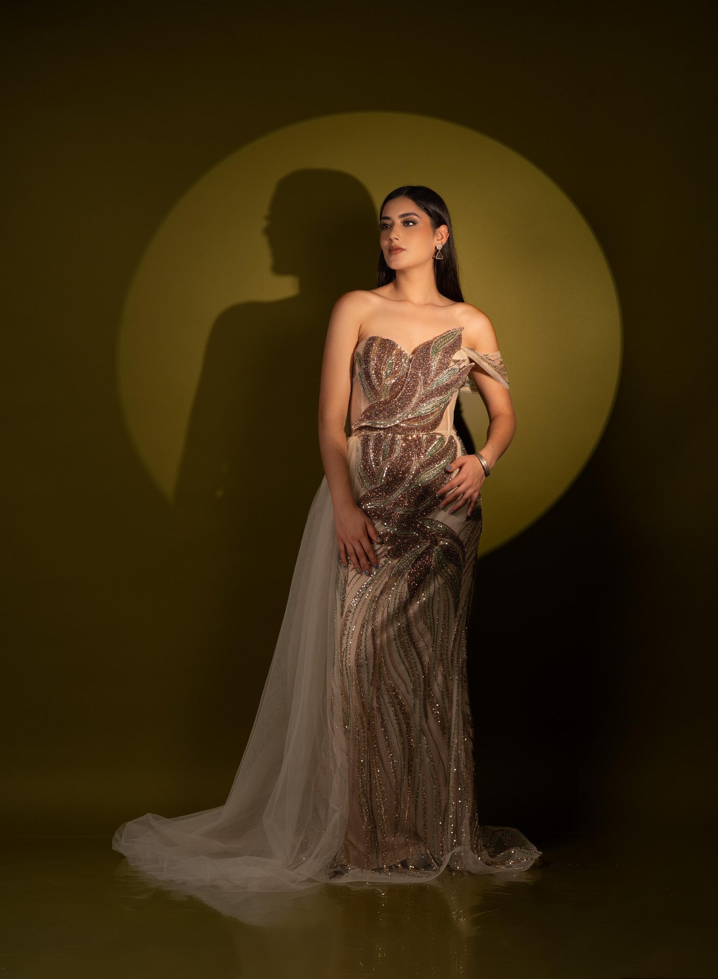 Vestido Nude Straple Una Manga De Lentejuela Y Estola