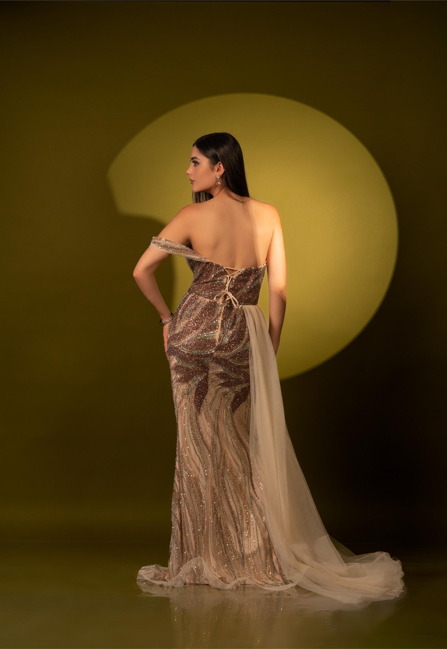 Vestido Nude Straple Una Manga De Lentejuela Y Estola