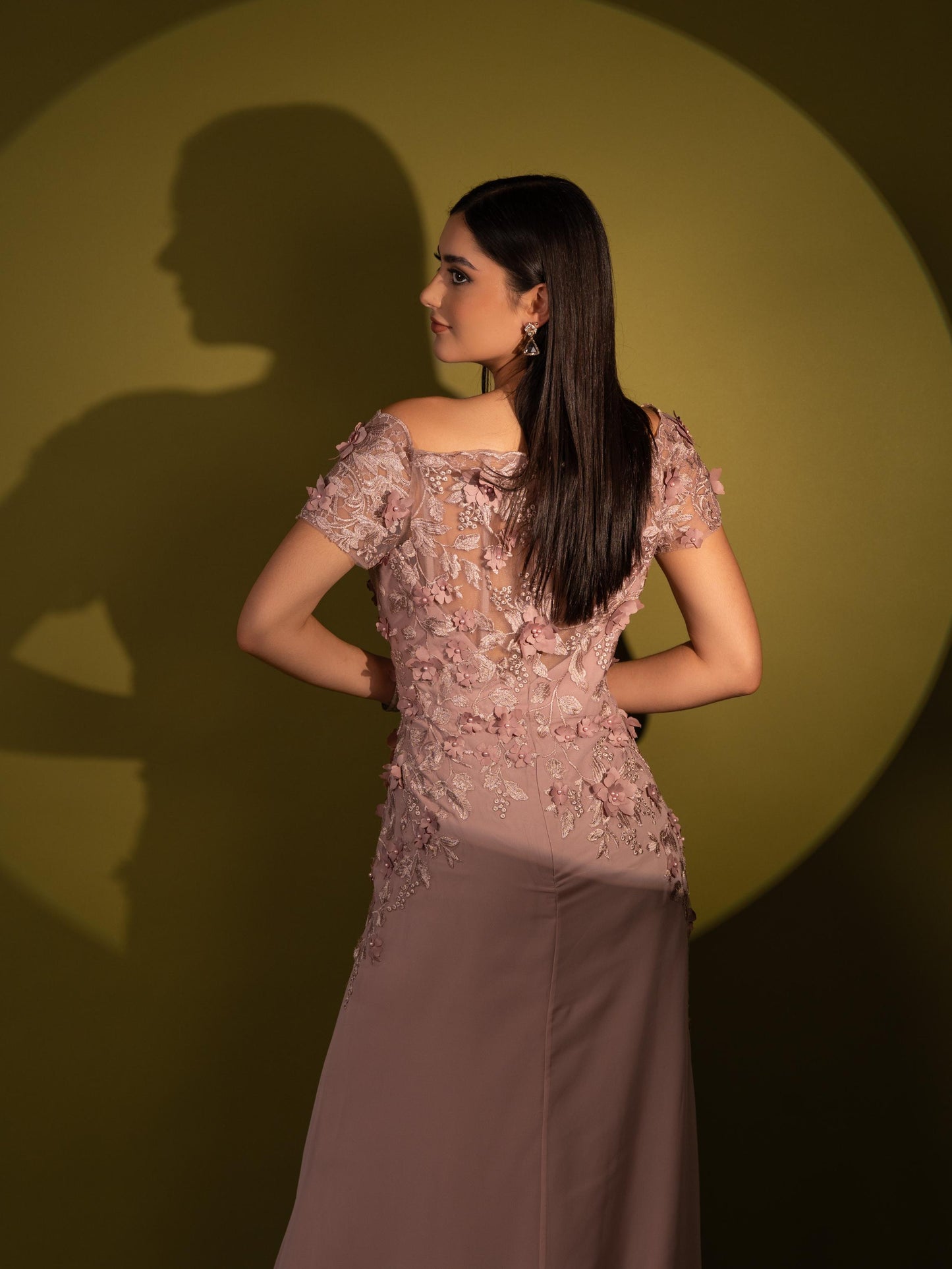 Vestido Rosa Viejo Manga Corta Con Flores Bordadas