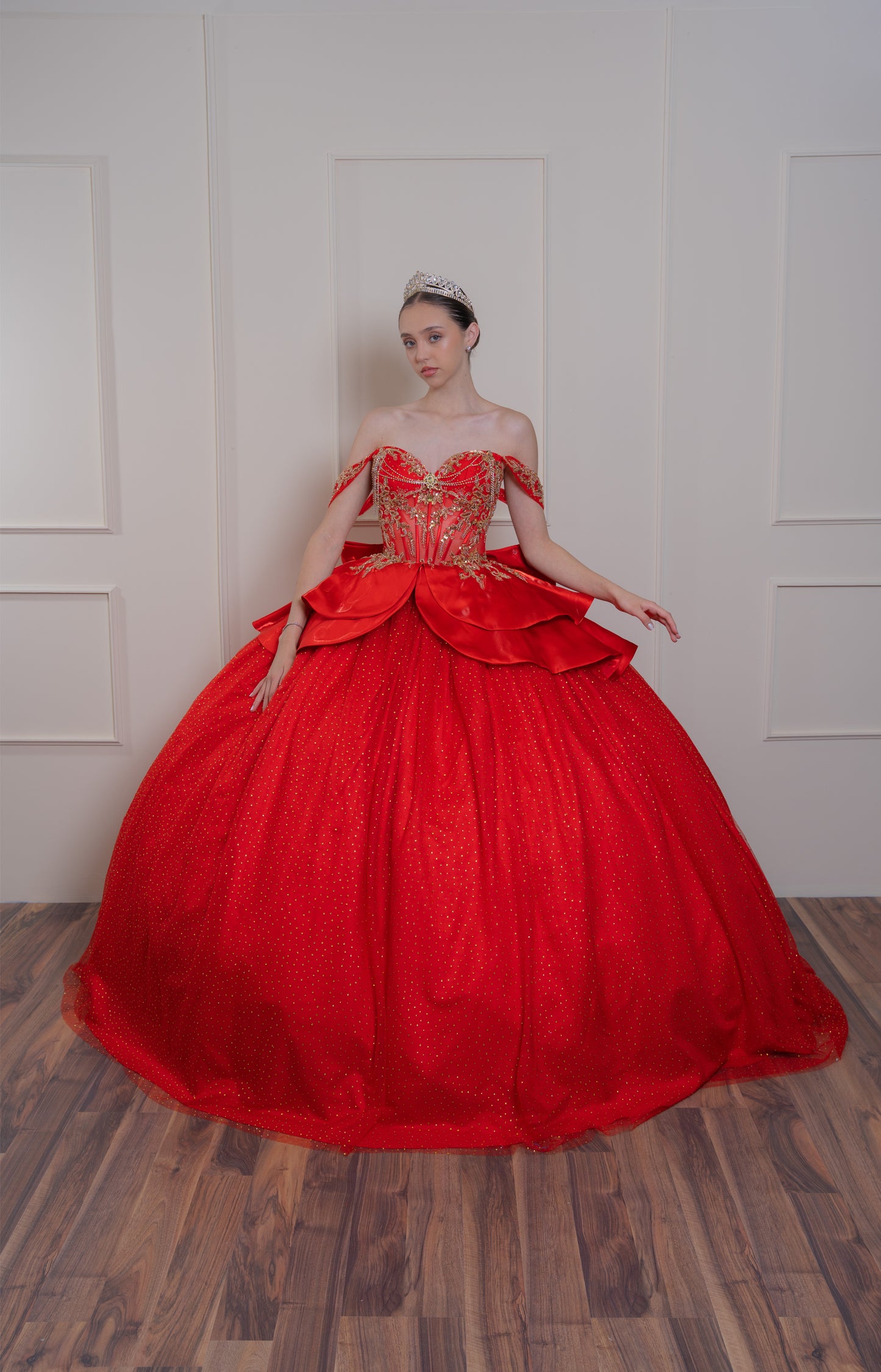 Vestido de XV Años Rojo Con Piedras Doradas en Corset y Falda