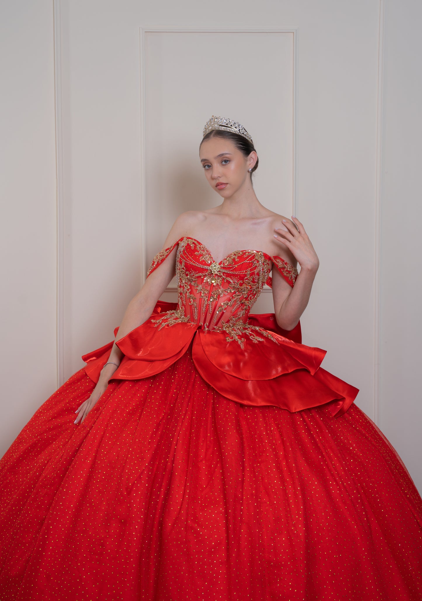 Vestido de XV Años Rojo Con Piedras Doradas en Corset y Falda