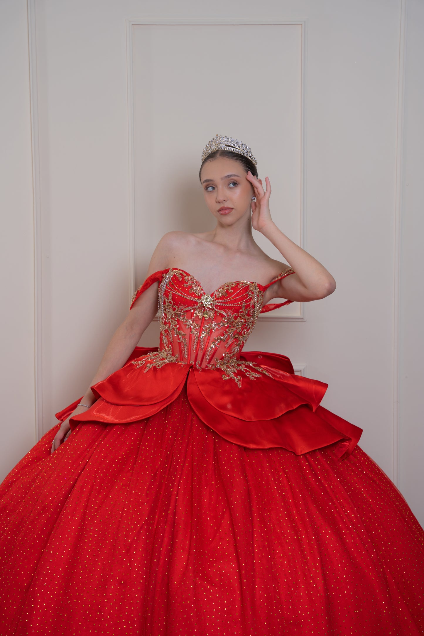 Vestido de XV Años Rojo Con Piedras Doradas en Corset y Falda