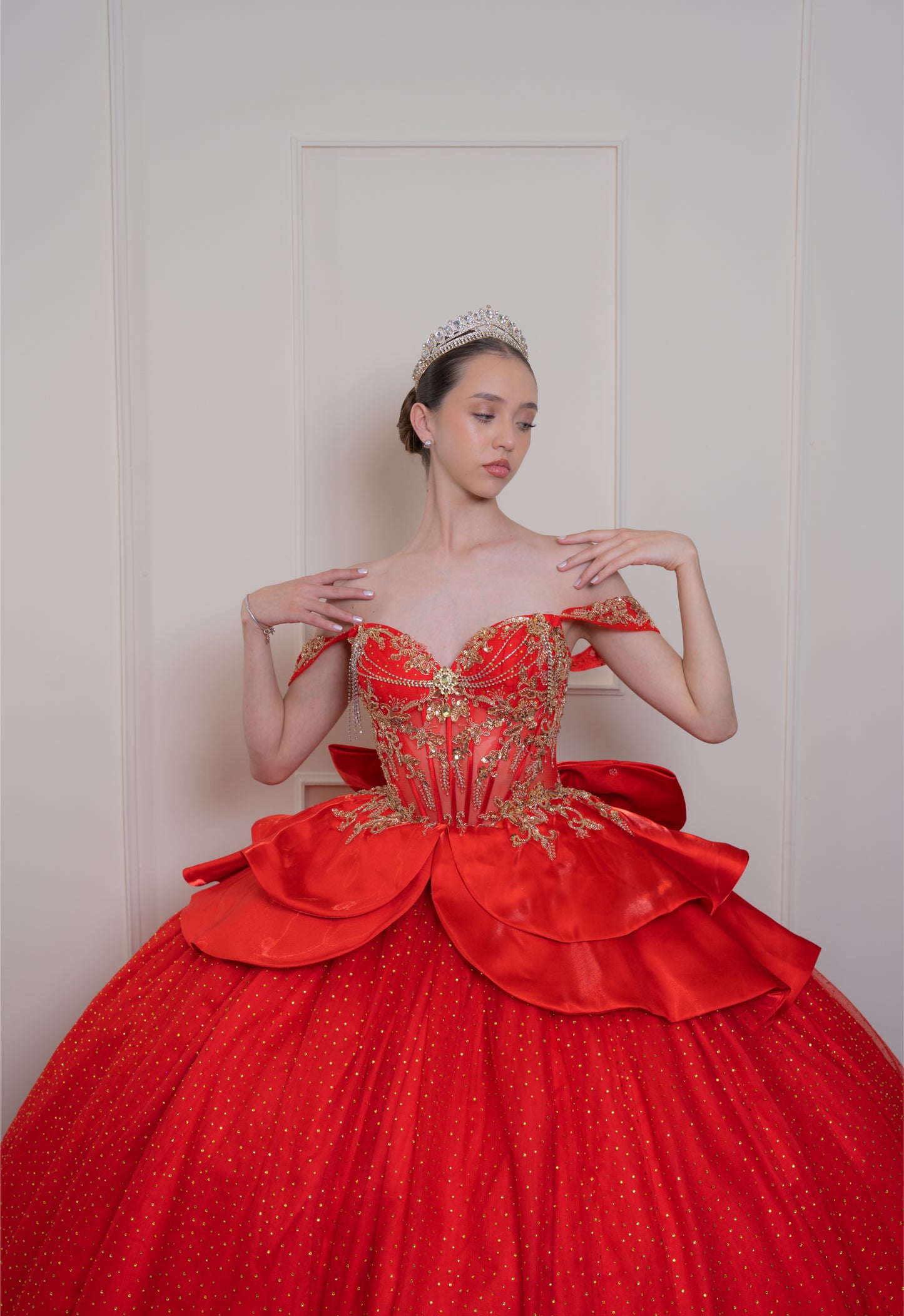 Vestido de XV Años Rojo Con Piedras Doradas en Corset y Falda