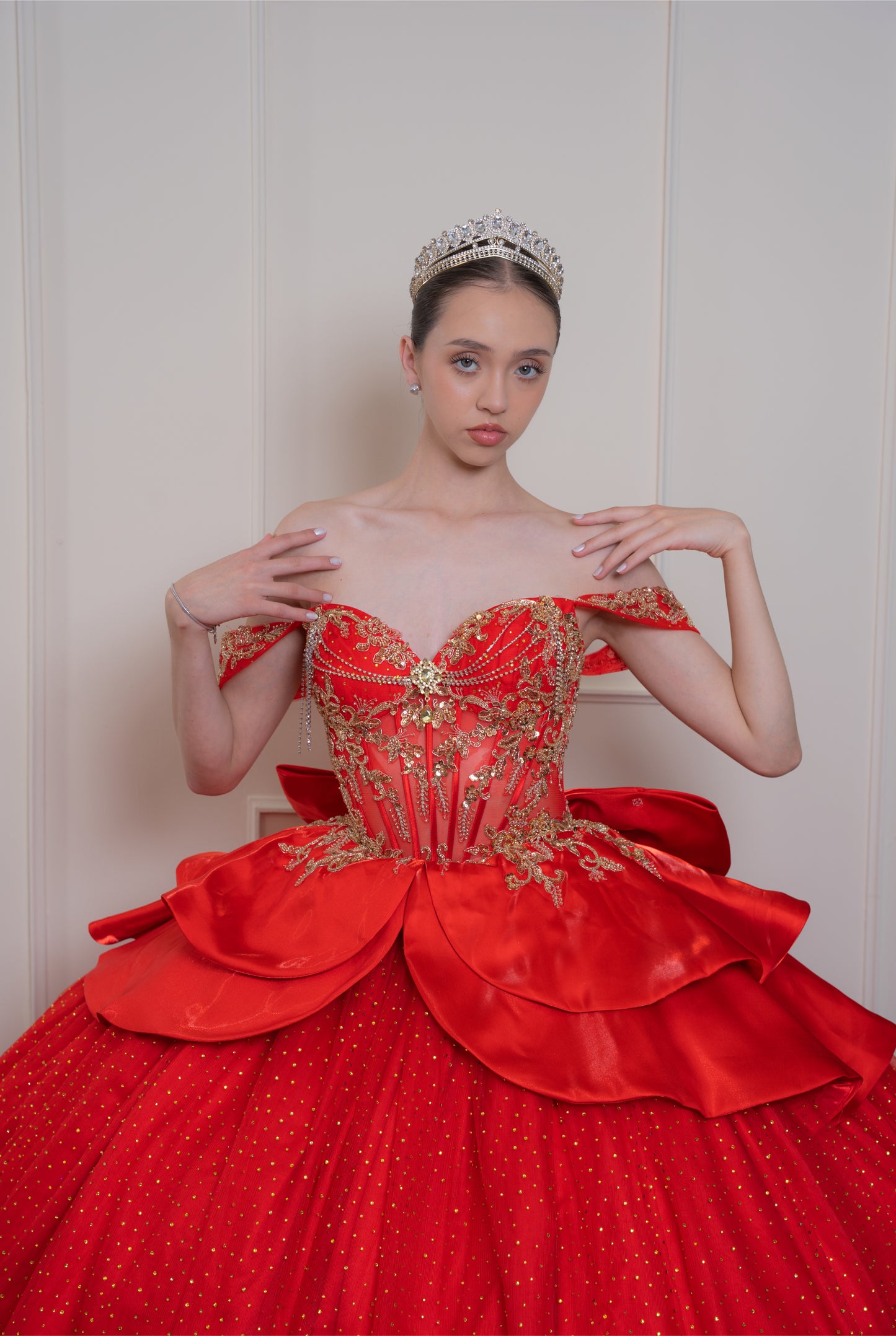Vestido de XV Años Rojo Con Piedras Doradas en Corset y Falda