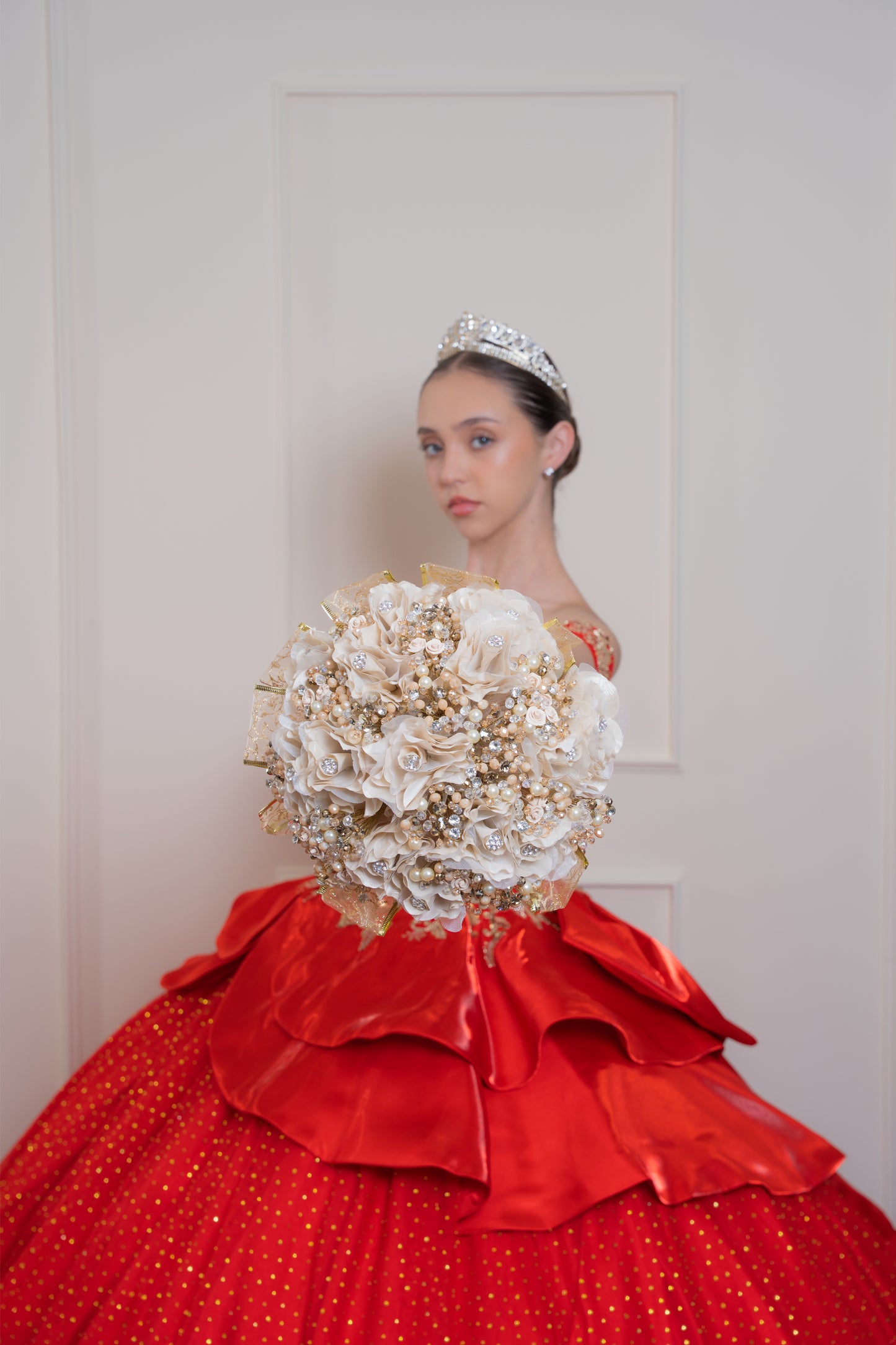 Vestido de XV Años Rojo Con Piedras Doradas en Corset y Falda