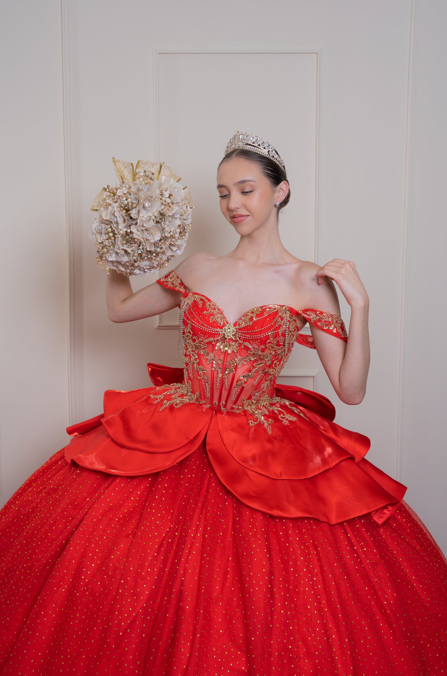 Vestido de XV Años Rojo Con Piedras Doradas en Corset y Falda