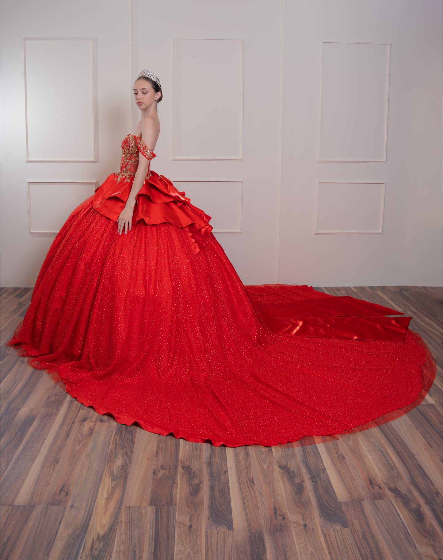 Vestido de XV Años Rojo Con Piedras Doradas en Corset y Falda