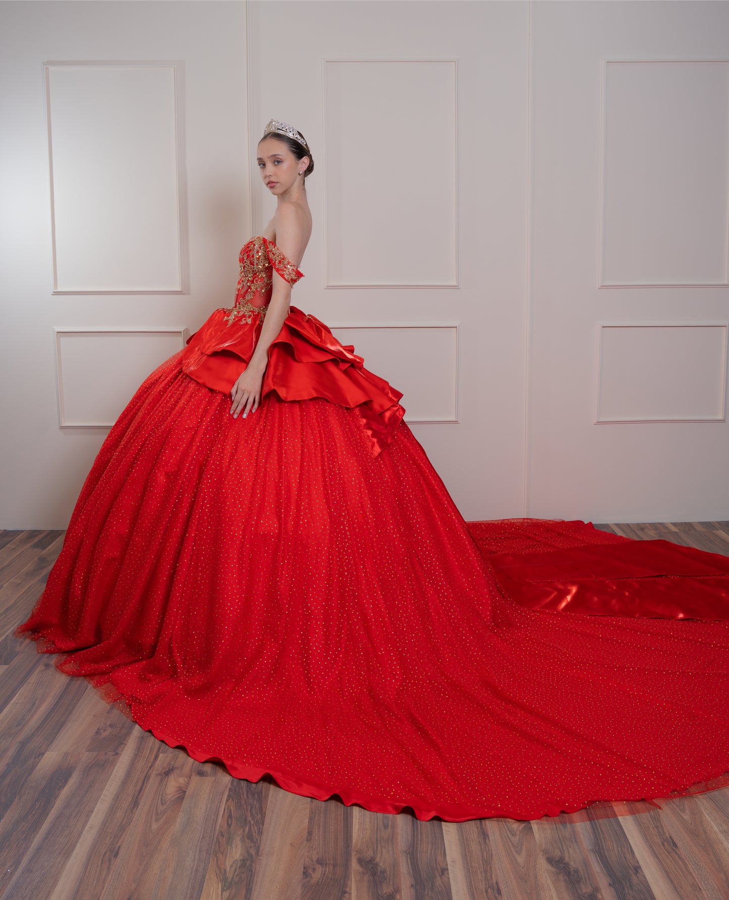 Vestido de XV Años Rojo Con Piedras Doradas en Corset y Falda