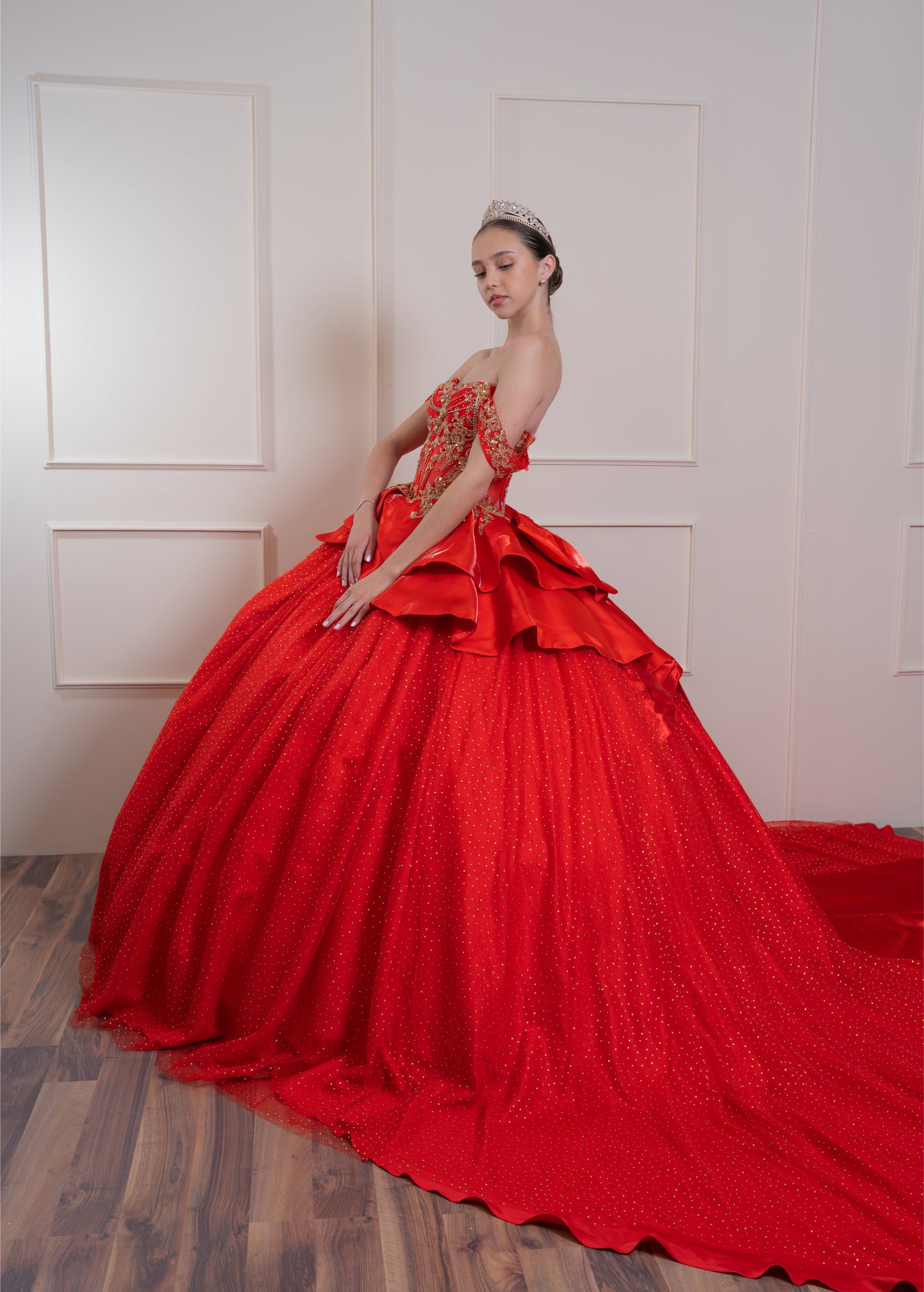 Vestido de XV Años Rojo Con Piedras Doradas en Corset y Falda