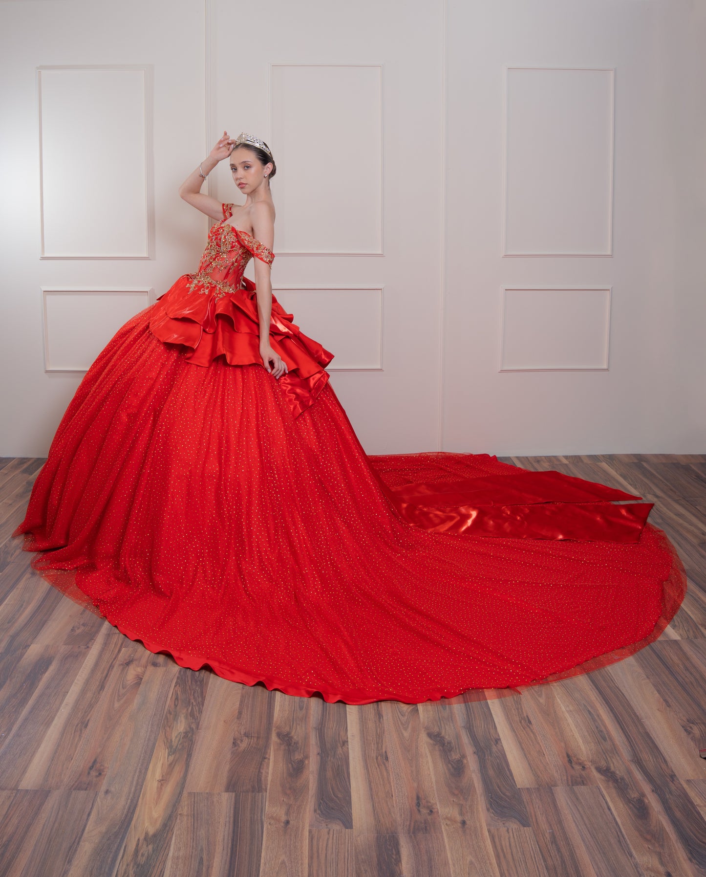 Vestido de XV Años Rojo Con Piedras Doradas en Corset y Falda