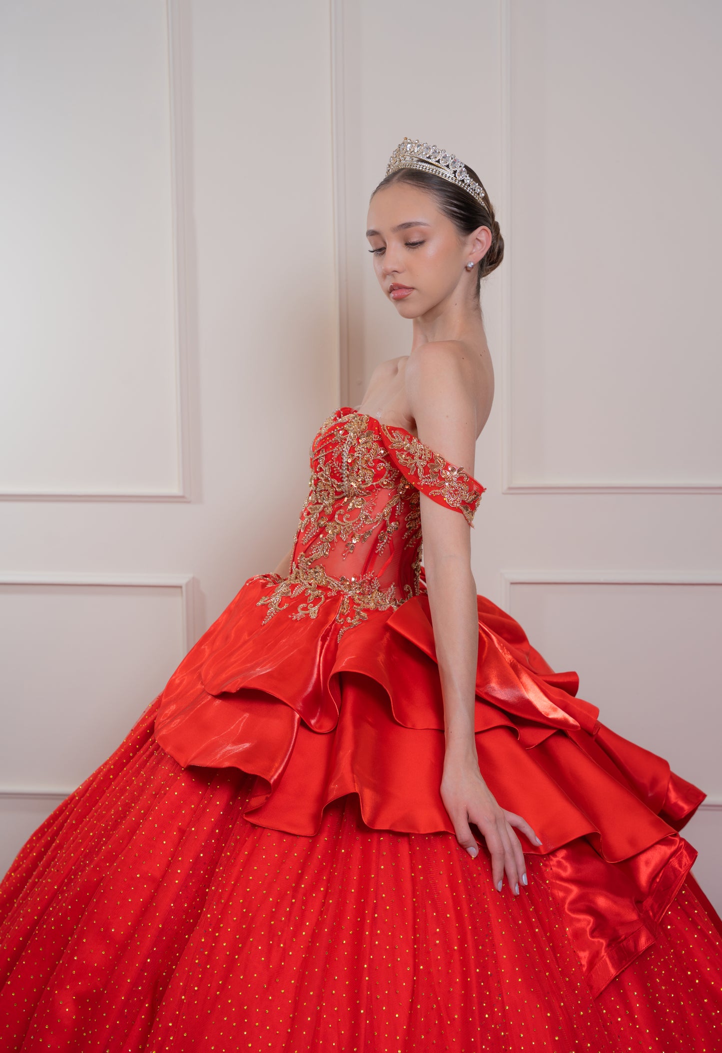 Vestido de XV Años Rojo Con Piedras Doradas en Corset y Falda