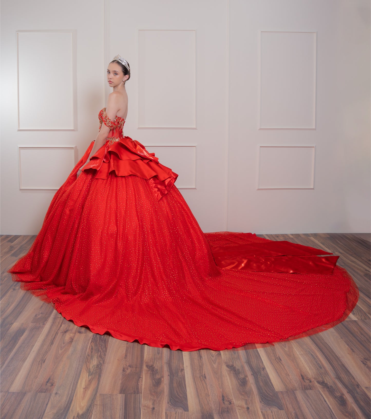 Vestido de XV Años Rojo Con Piedras Doradas en Corset y Falda