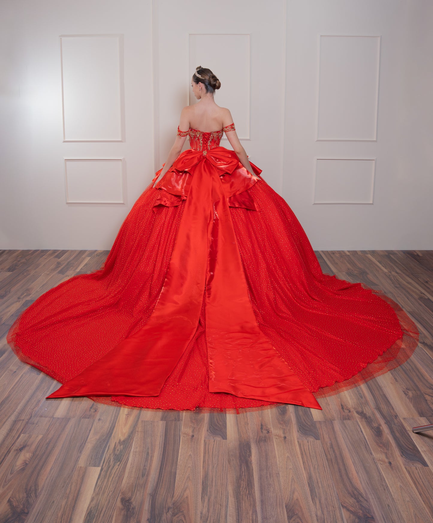 Vestido de XV Años Rojo Con Piedras Doradas en Corset y Falda