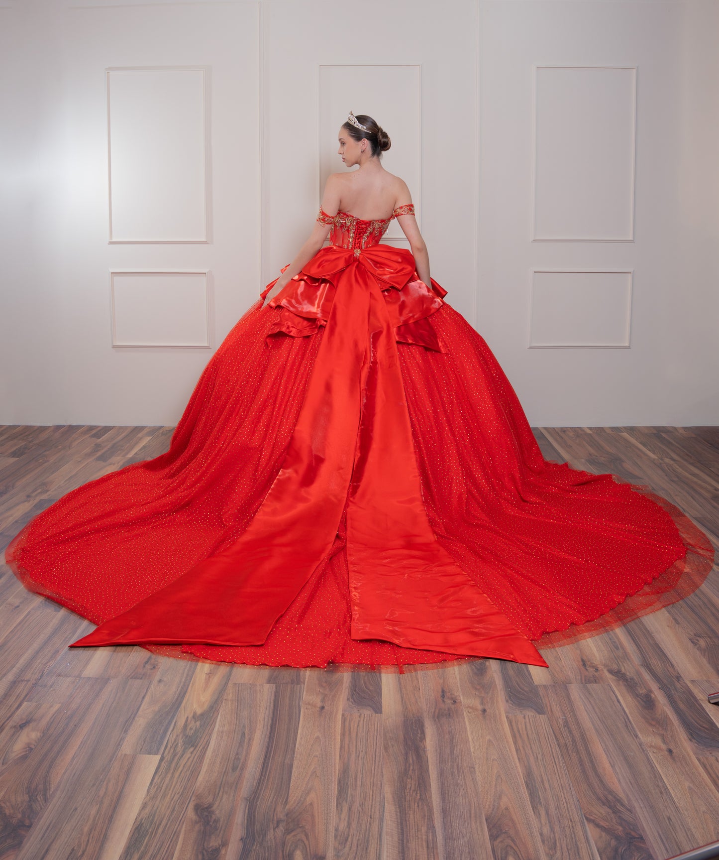Vestido de XV Años Rojo Con Piedras Doradas en Corset y Falda