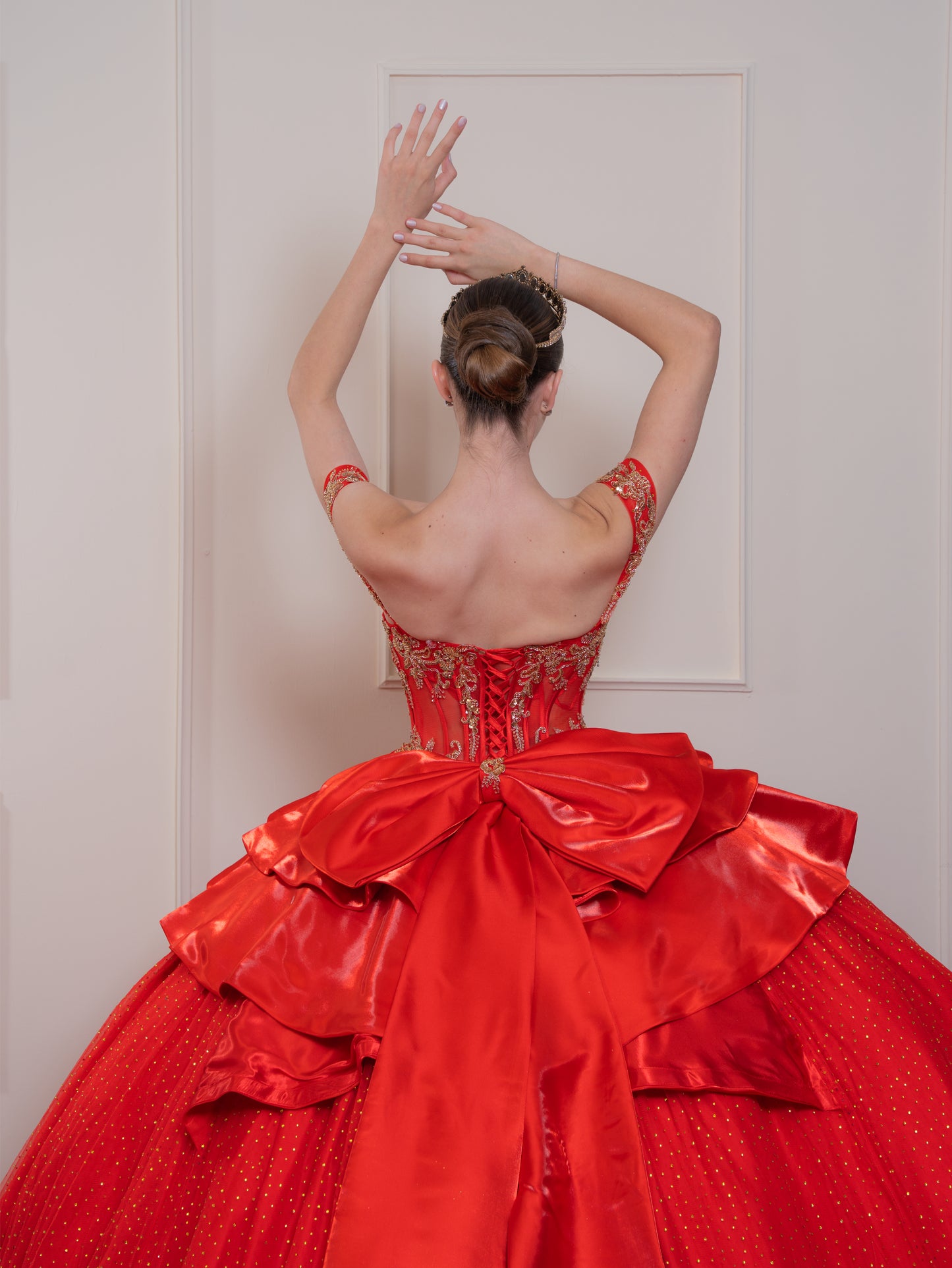 Vestido de XV Años Rojo Con Piedras Doradas en Corset y Falda