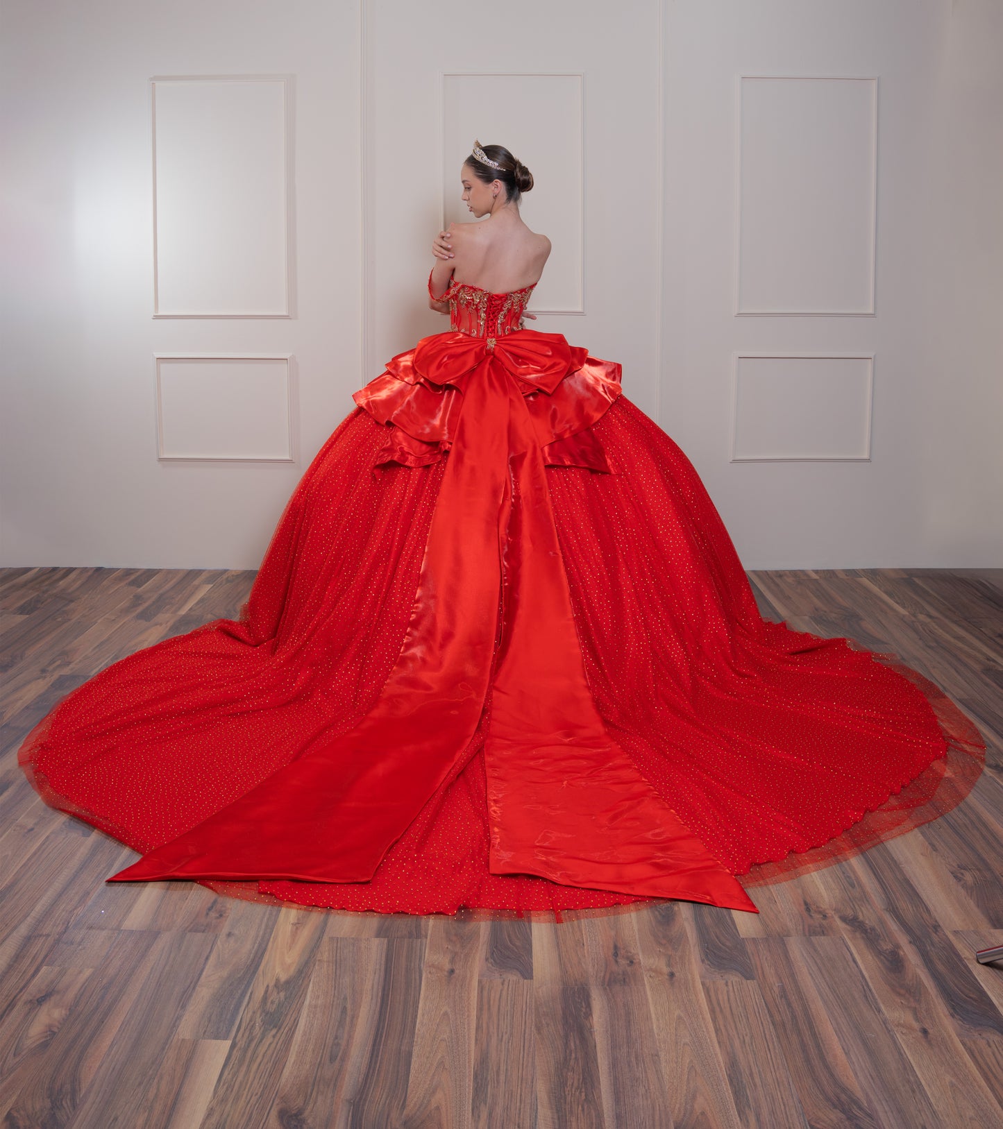 Vestido de XV Años Rojo Con Piedras Doradas en Corset y Falda