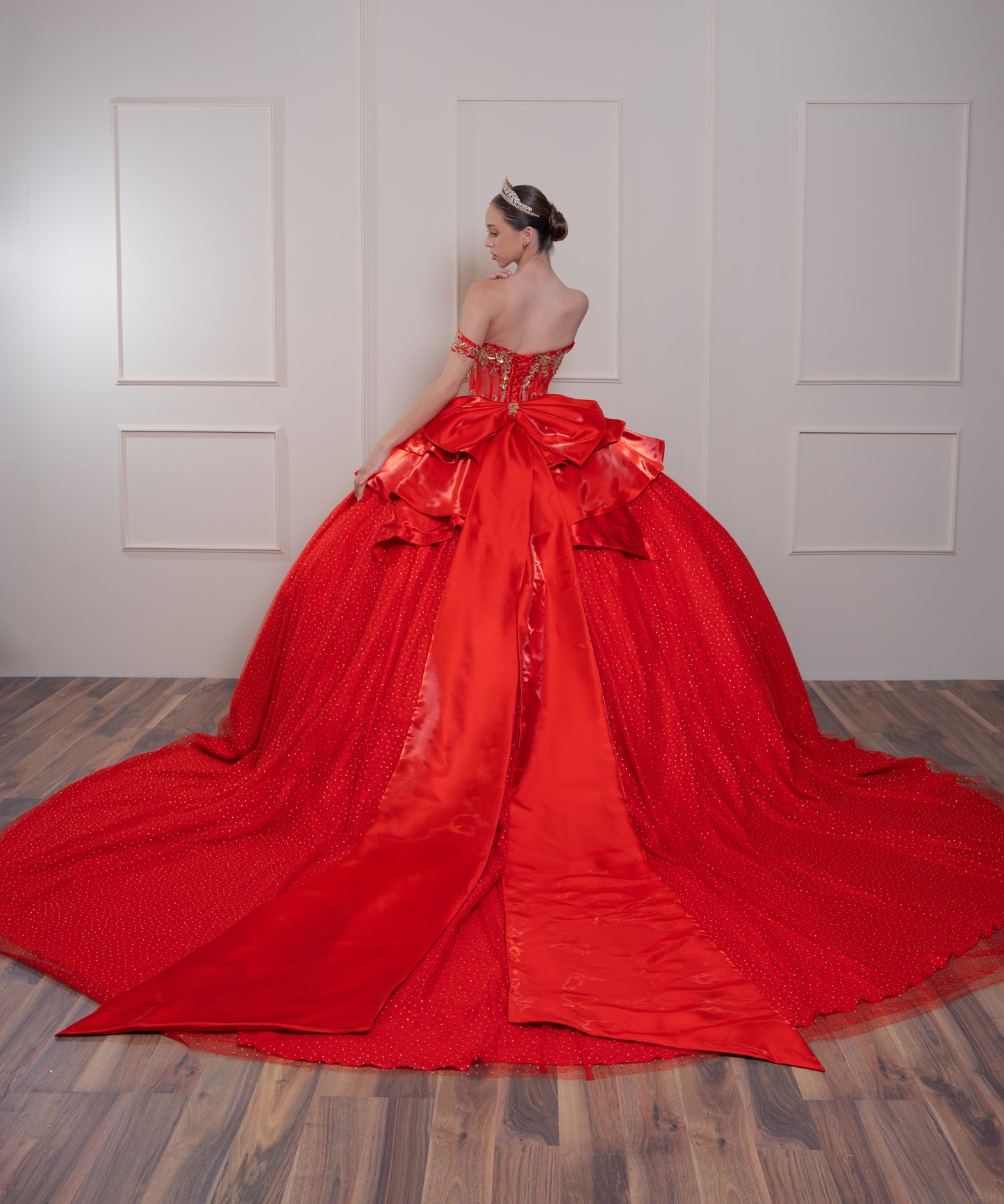 Vestido de XV Años Rojo Con Piedras Doradas en Corset y Falda