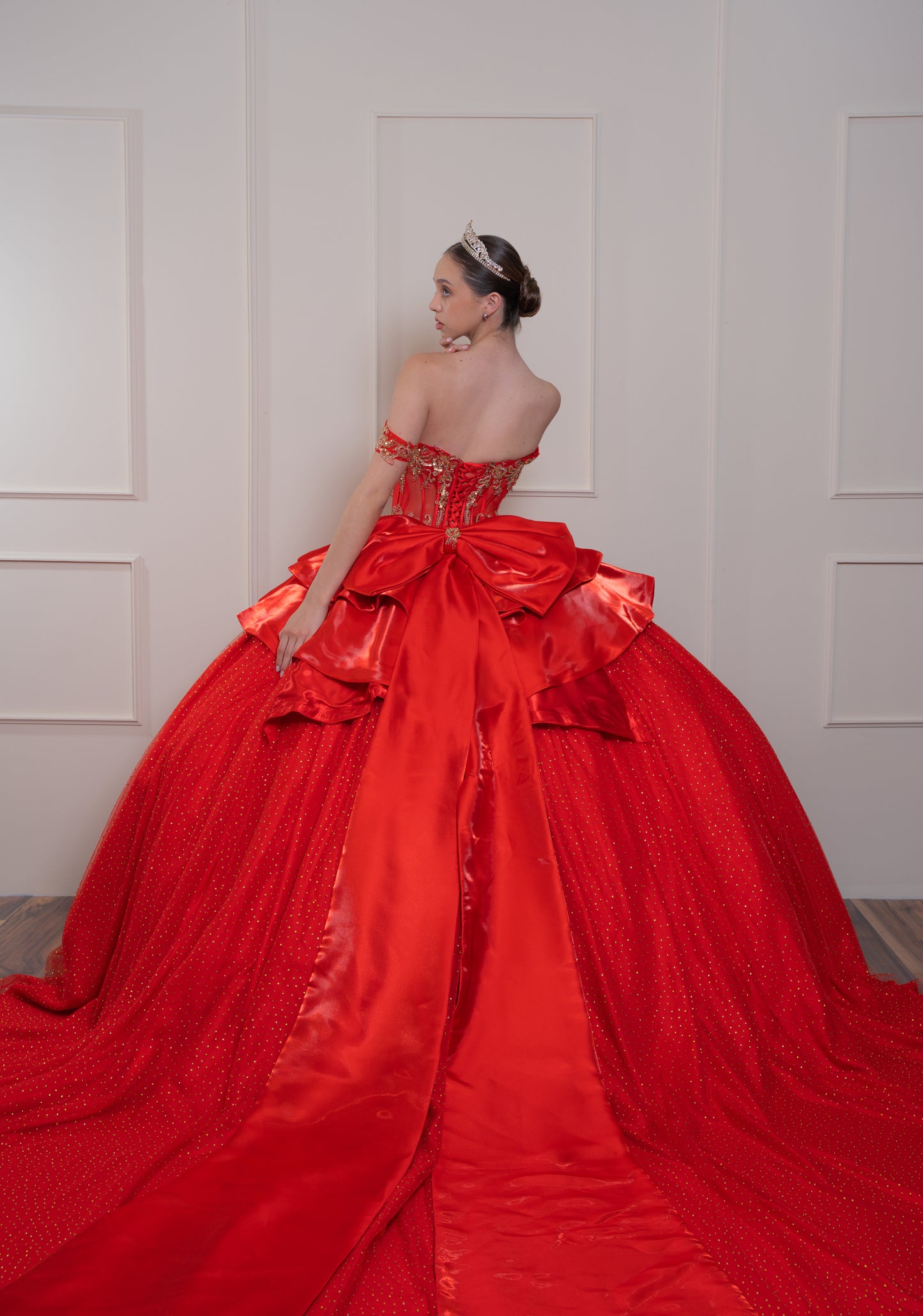Vestido de XV Años Rojo Con Piedras Doradas en Corset y Falda