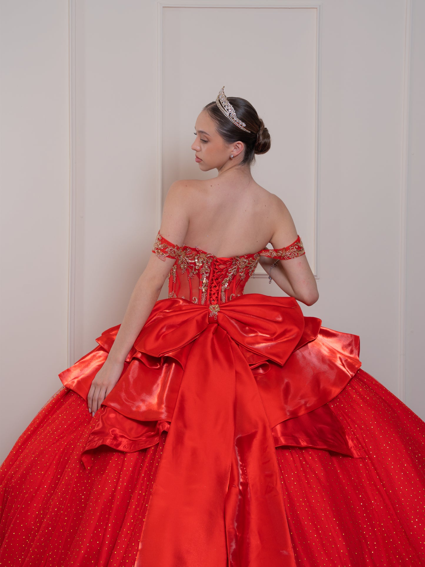 Vestido de XV Años Rojo Con Piedras Doradas en Corset y Falda