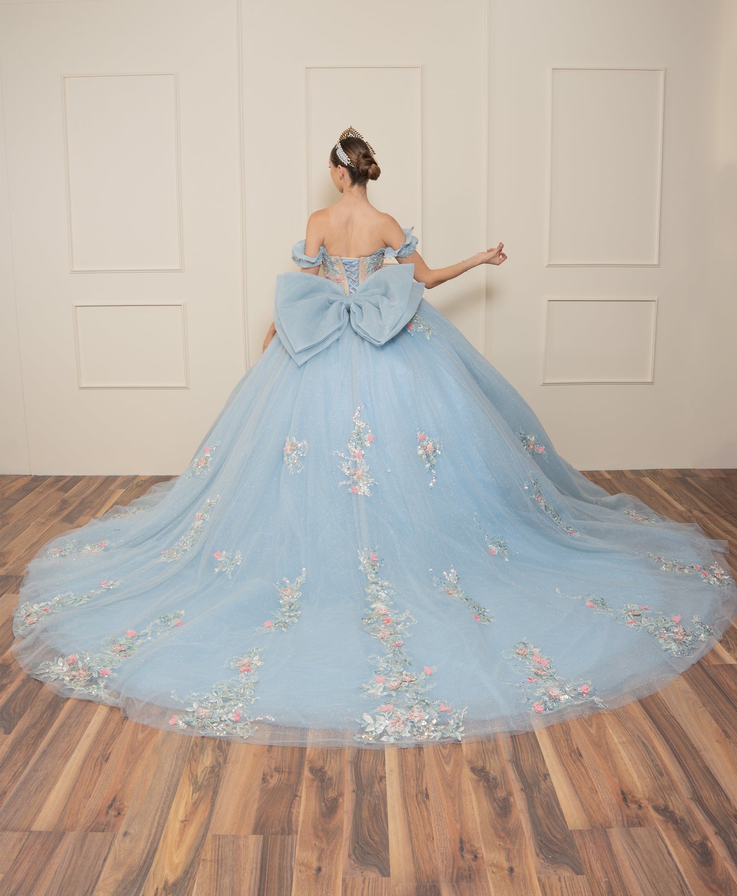 Vestido de XV Años Azul Cielo Con Pedrería en Tonos Azules y Rosas