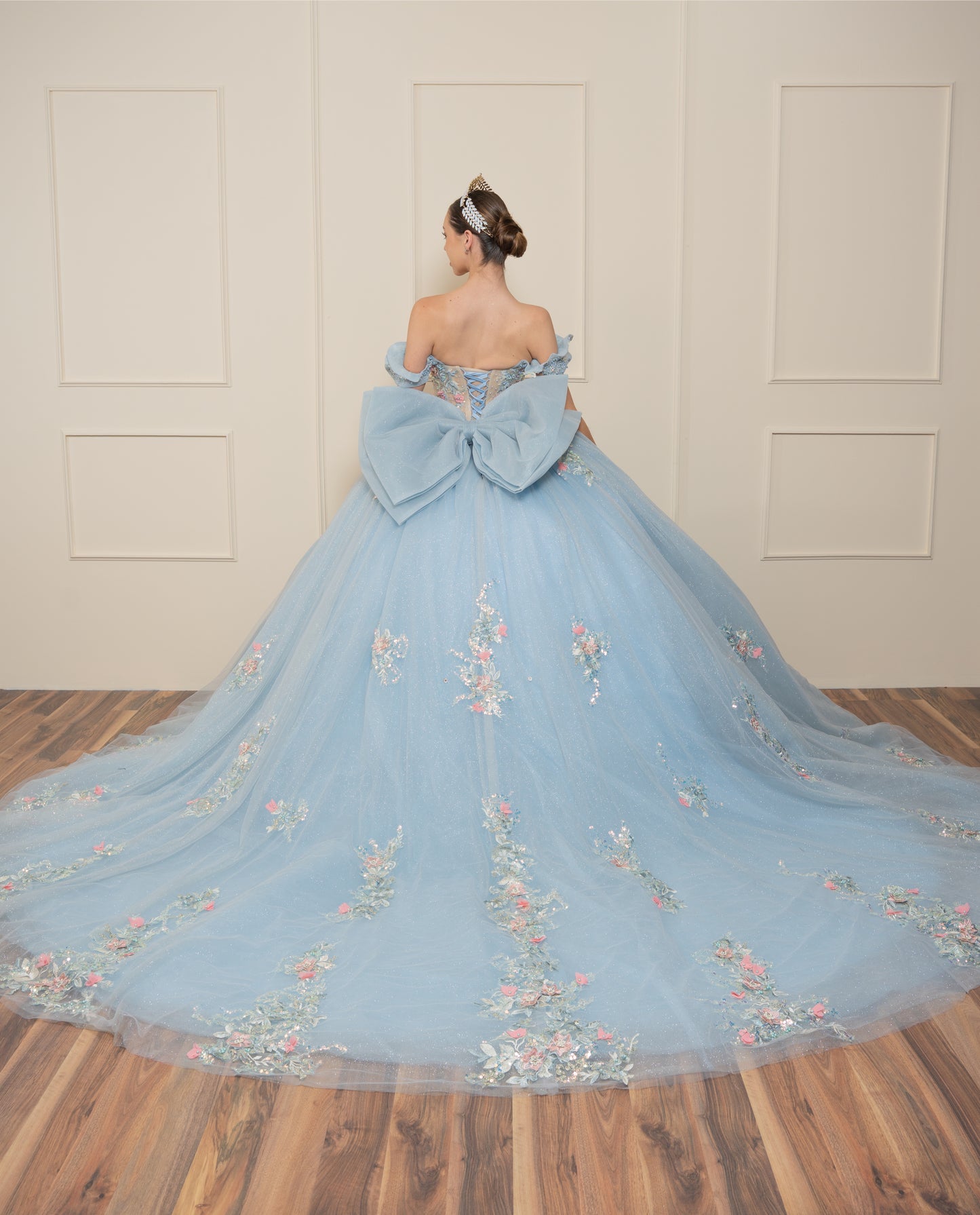 Vestido de XV Años Azul Cielo Con Pedrería en Tonos Azules y Rosas