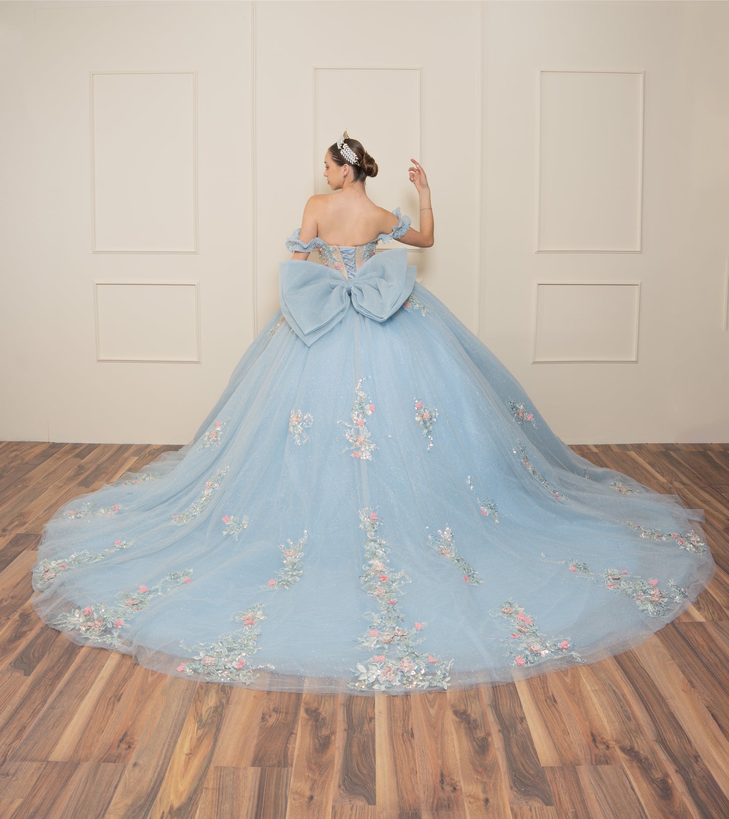 Vestido de XV Años Azul Cielo Con Pedrería en Tonos Azules y Rosas