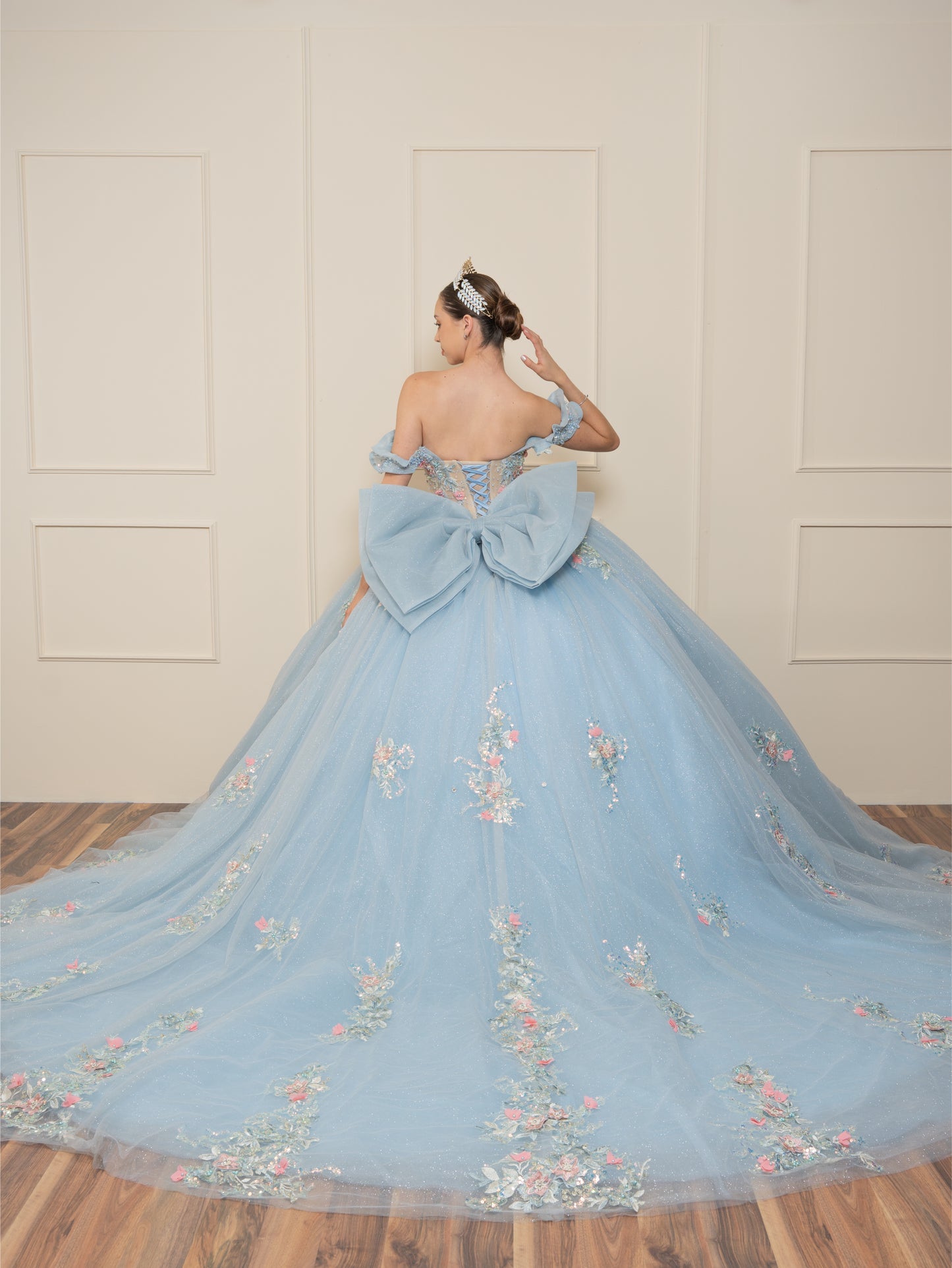 Vestido de XV Años Azul Cielo Con Pedrería en Tonos Azules y Rosas