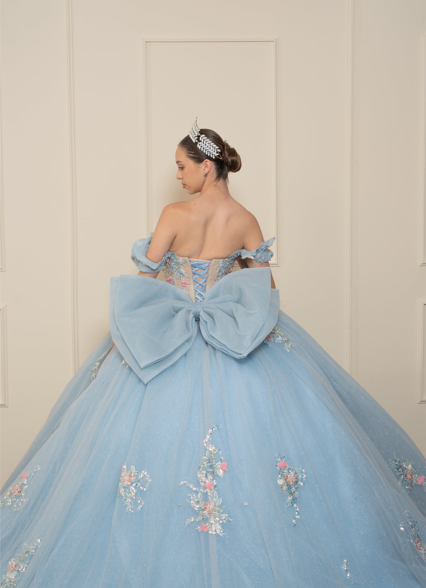 Vestido de XV Años Azul Cielo Con Pedrería en Tonos Azules y Rosas