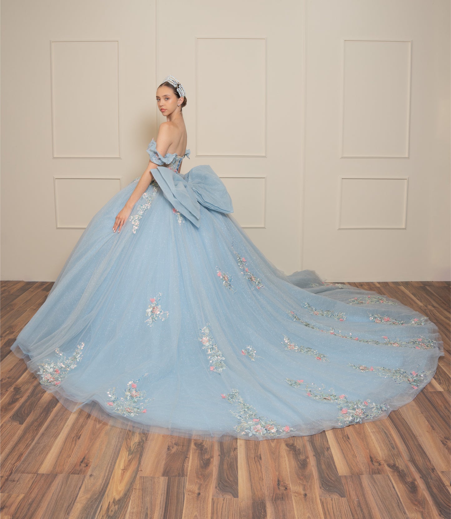 Vestido de XV Años Azul Cielo Con Pedrería en Tonos Azules y Rosas