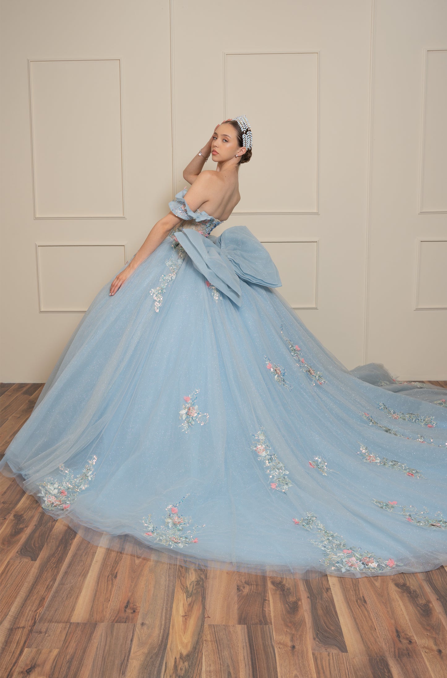 Vestido de XV Años Azul Cielo Con Pedrería en Tonos Azules y Rosas