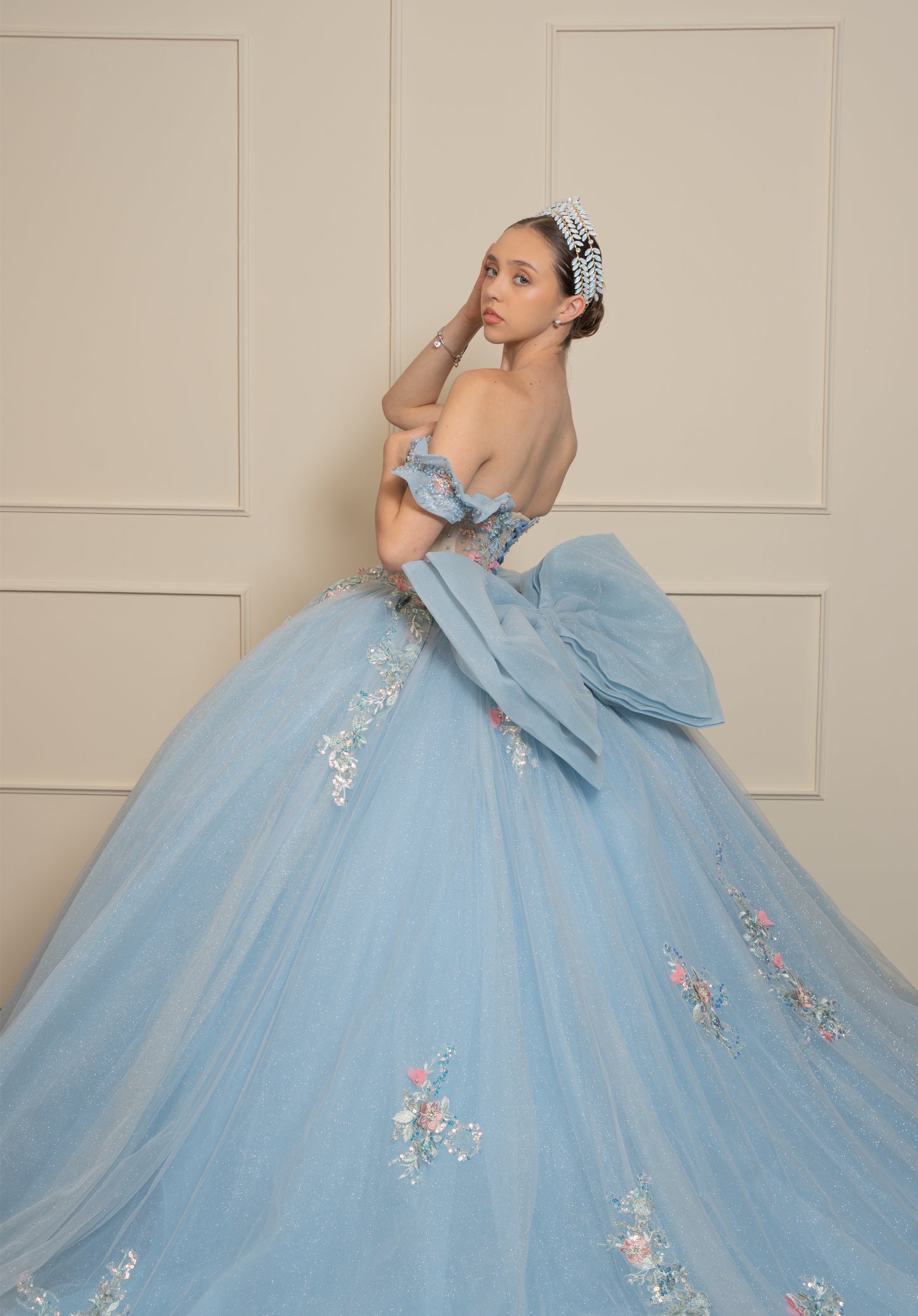 Vestido de XV Años Azul Cielo Con Pedrería en Tonos Azules y Rosas