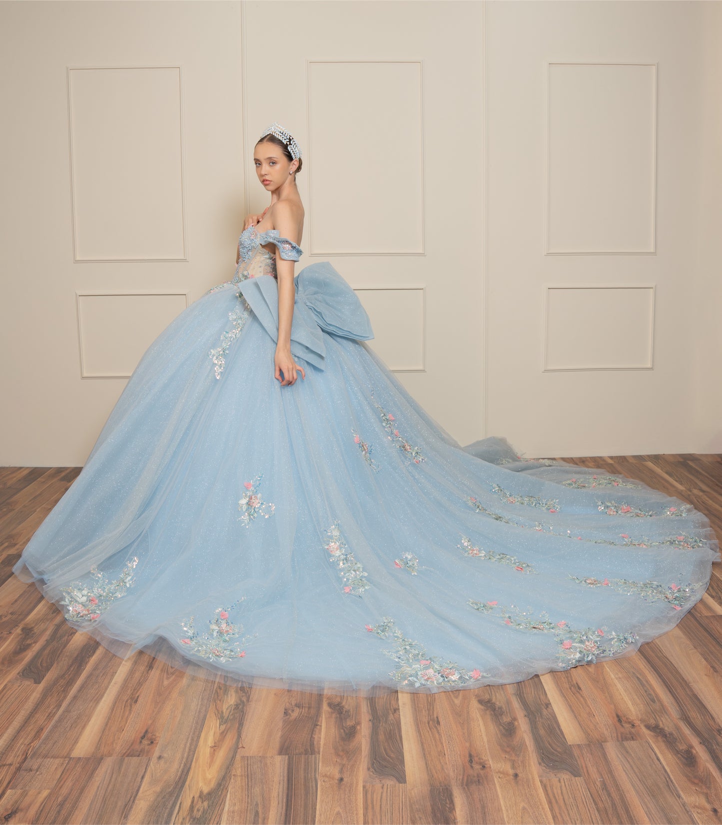 Vestido de XV Años Azul Cielo Con Pedrería en Tonos Azules y Rosas