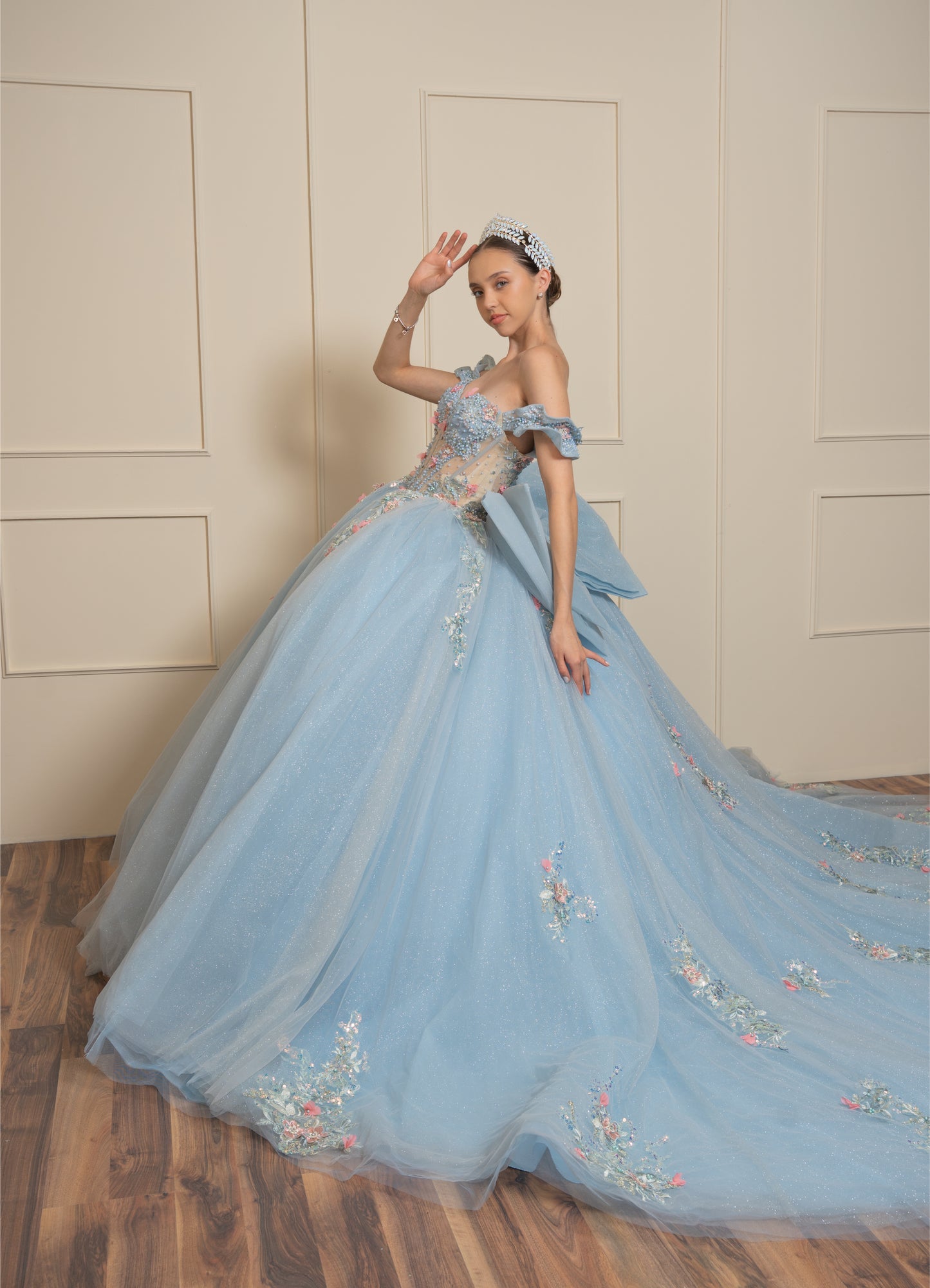 Vestido de XV Años Azul Cielo Con Pedrería en Tonos Azules y Rosas