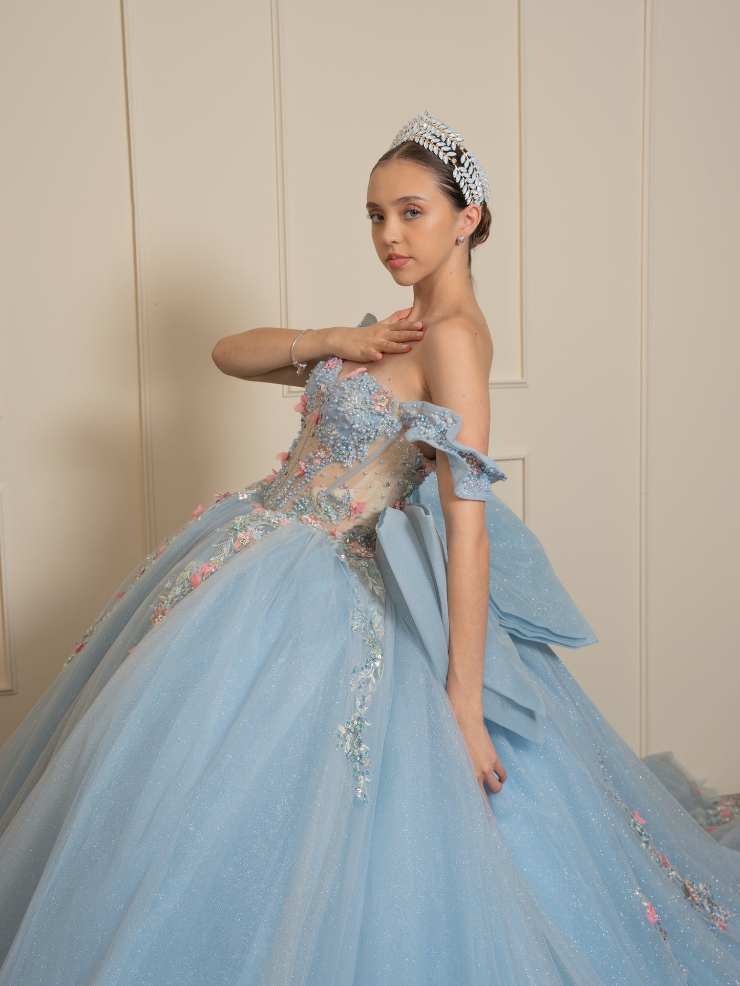 Vestido de XV Años Azul Cielo Con Pedrería en Tonos Azules y Rosas