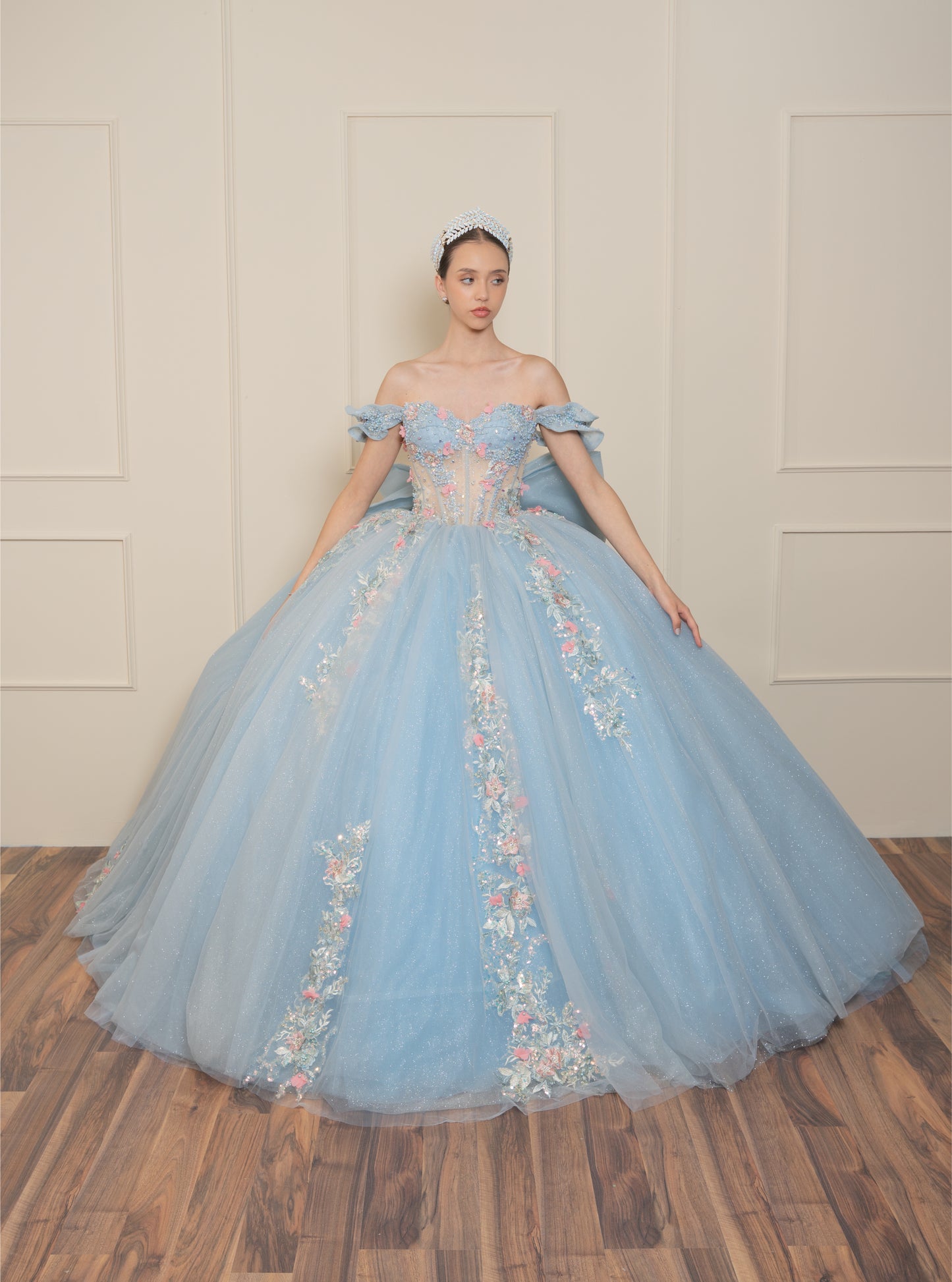 Vestido de XV Años Azul Cielo Con Pedrería en Tonos Azules y Rosas
