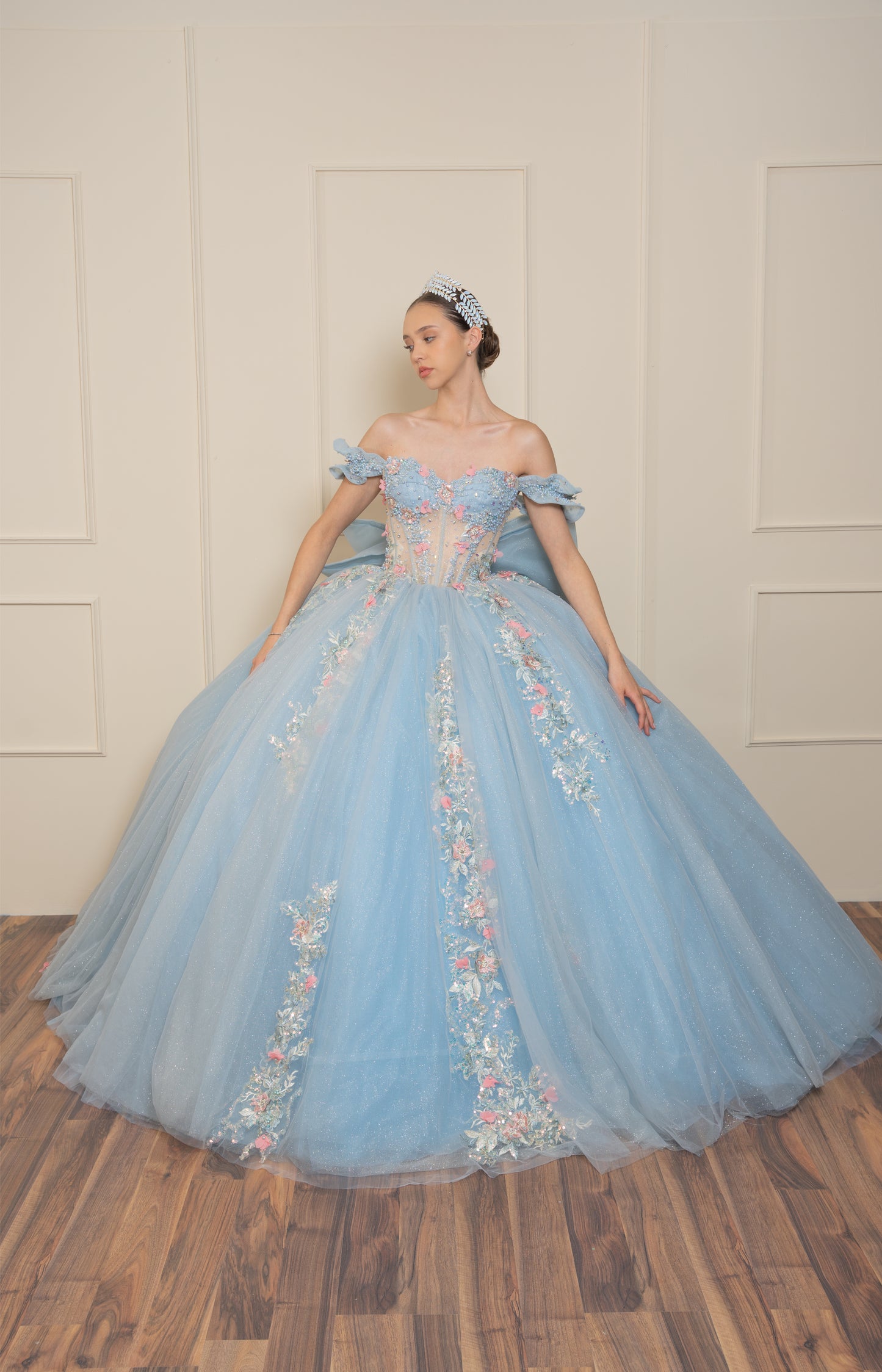 Vestido de XV Años Azul Cielo Con Pedrería en Tonos Azules y Rosas