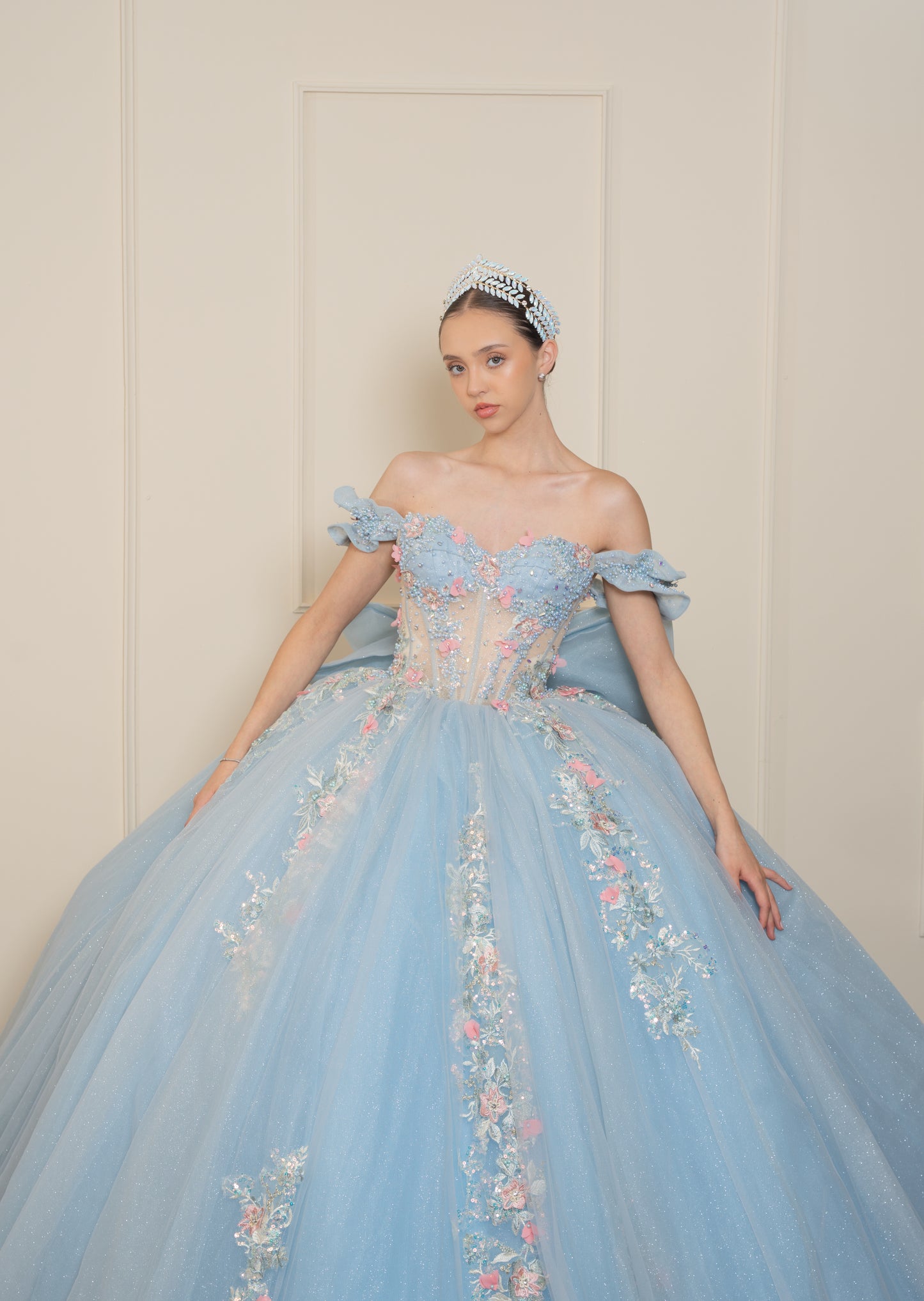 Vestido de XV Años Azul Cielo Con Pedrería en Tonos Azules y Rosas