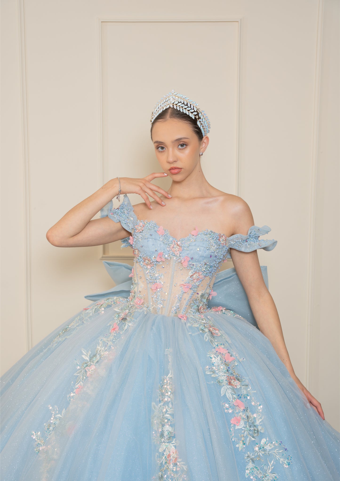 Vestido de XV Años Azul Cielo Con Pedrería en Tonos Azules y Rosas