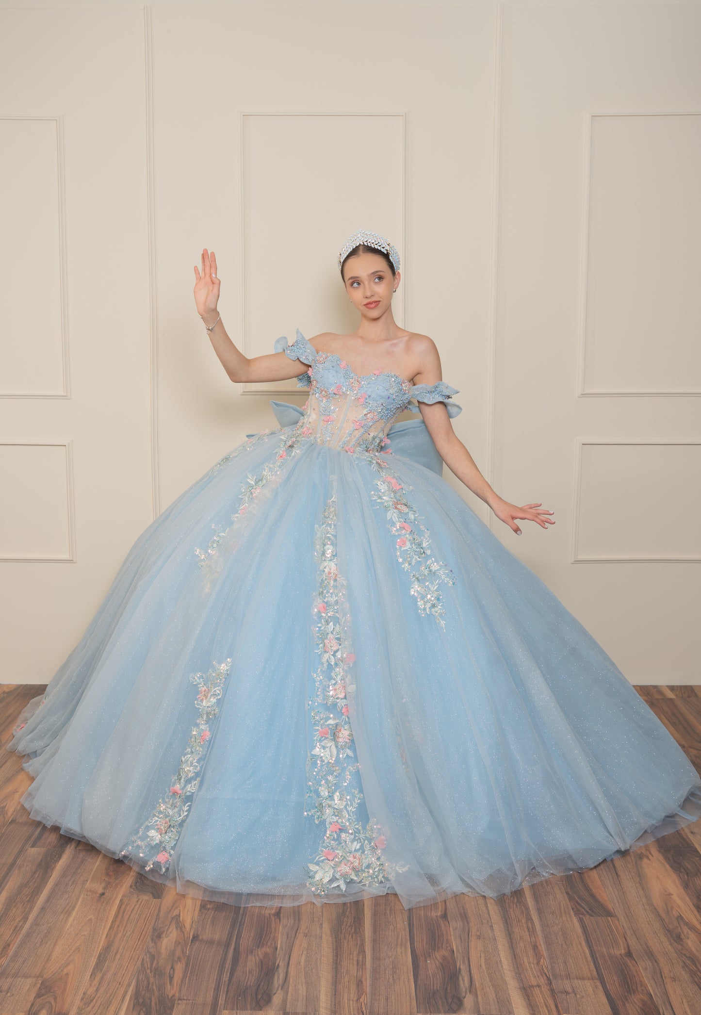 Vestido de XV Años Azul Cielo Con Pedrería en Tonos Azules y Rosas