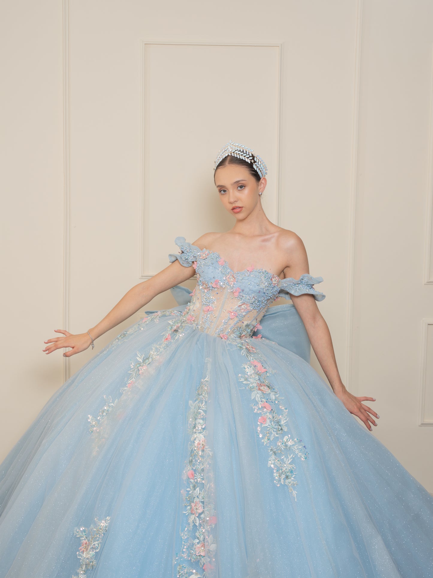 Vestido de XV Años Azul Cielo Con Pedrería en Tonos Azules y Rosas