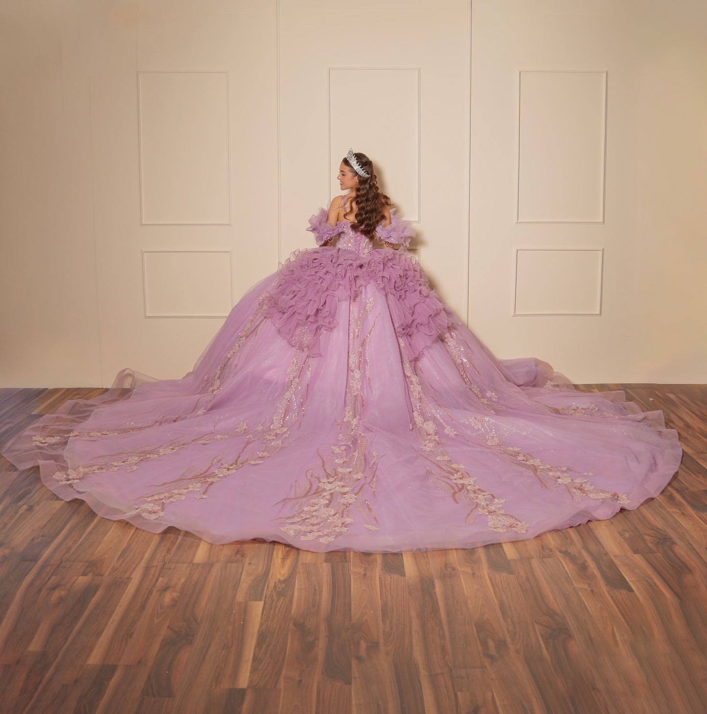 Vestido de XV Años Rosa Lila Cadenas en Copas y Mangas Caídas Amponas
