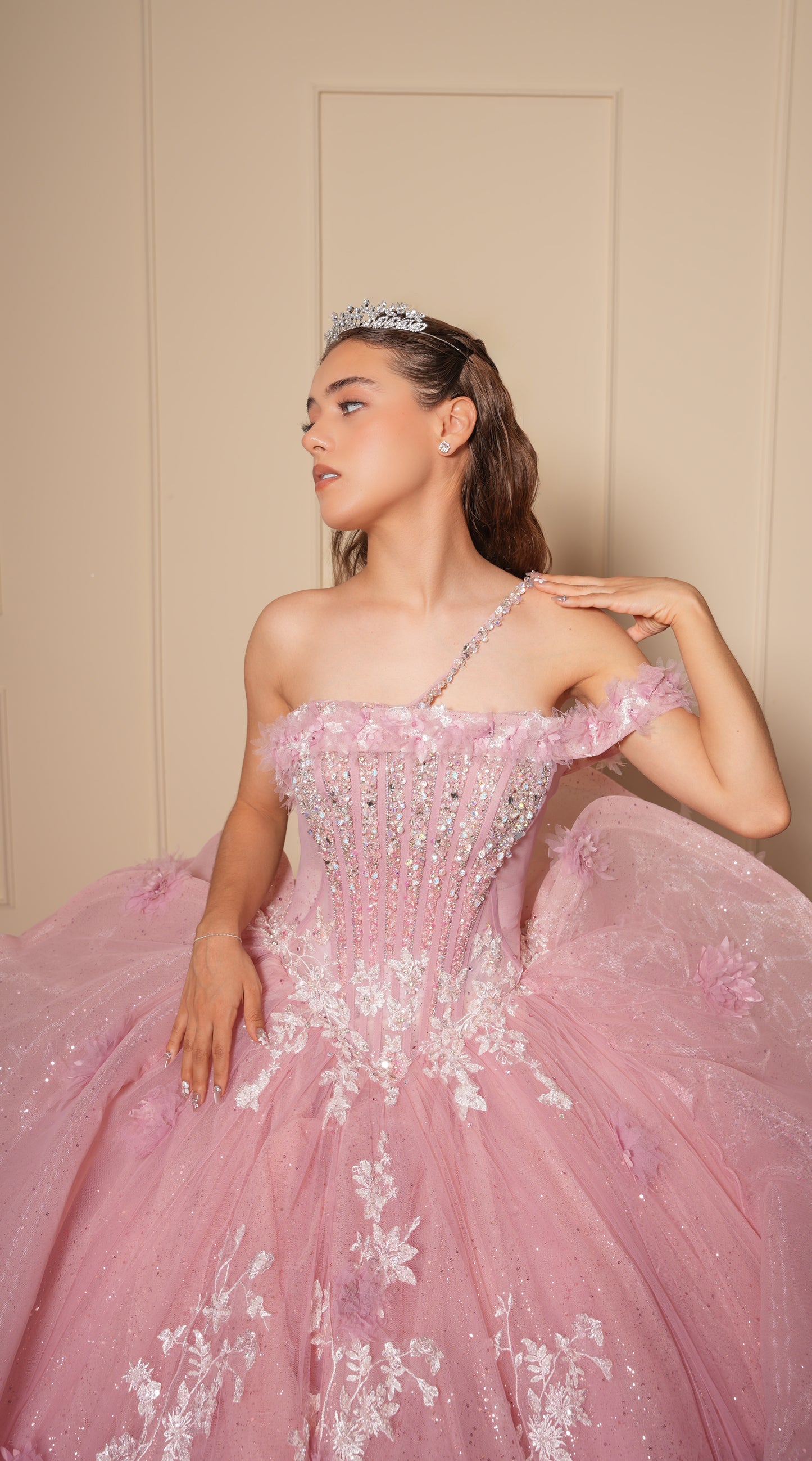 Vestido de XV Años Rosa Pedrería Blanca con Flores un Tirante y Olanes en el Cauda