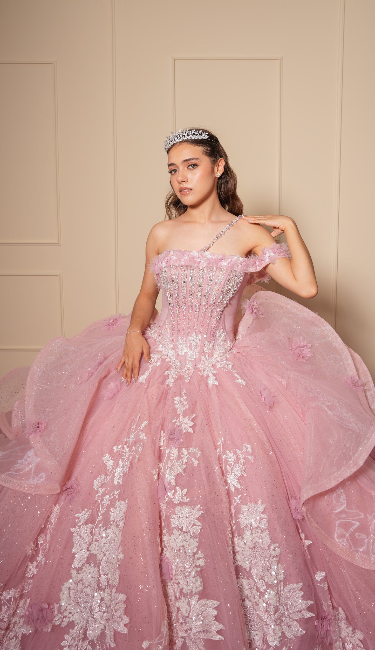 Vestido de XV Años Rosa Pedrería Blanca con Flores un Tirante y Olanes en el Cauda