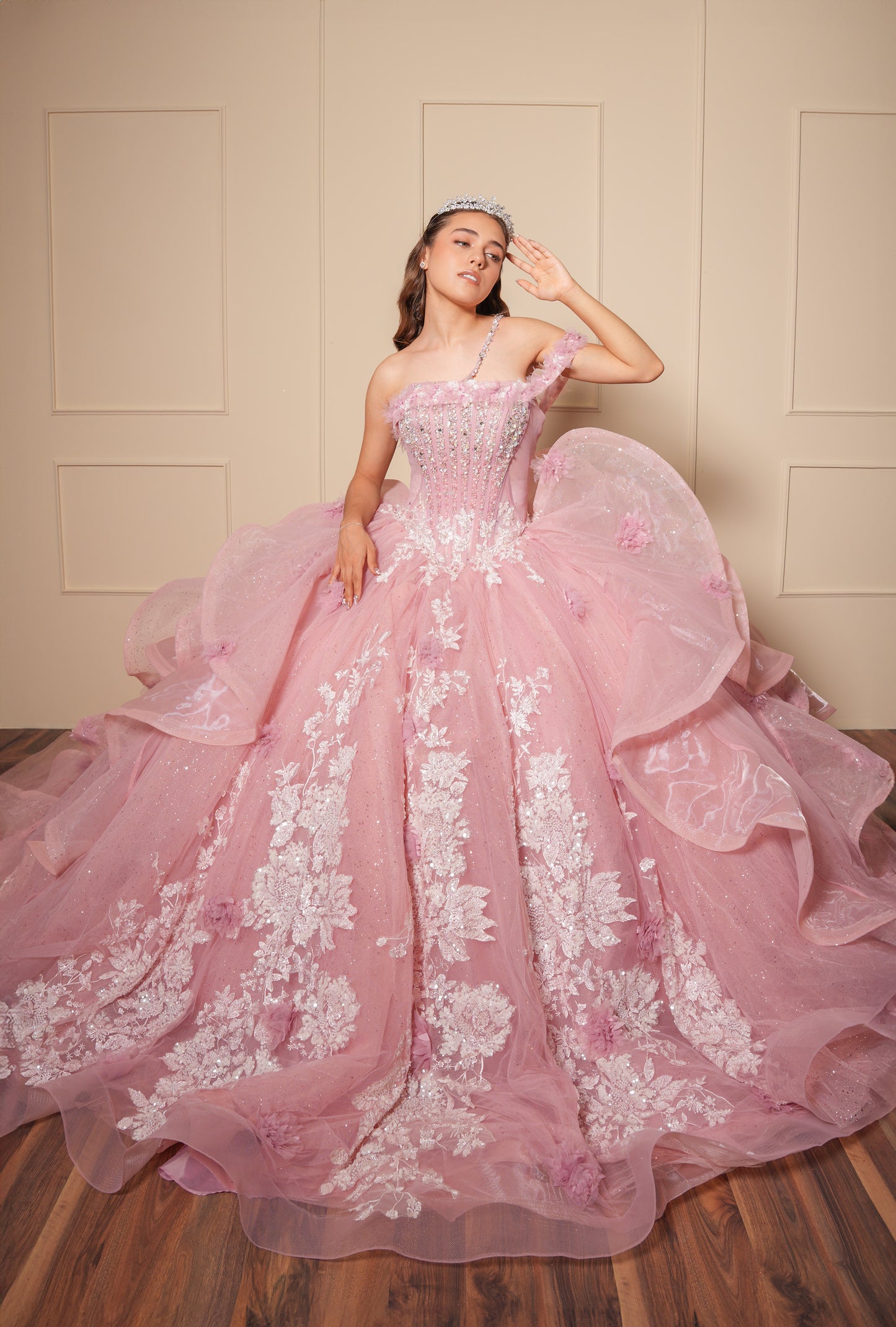 Vestido de XV Años Rosa Pedrería Blanca con Flores un Tirante y Olanes en el Cauda
