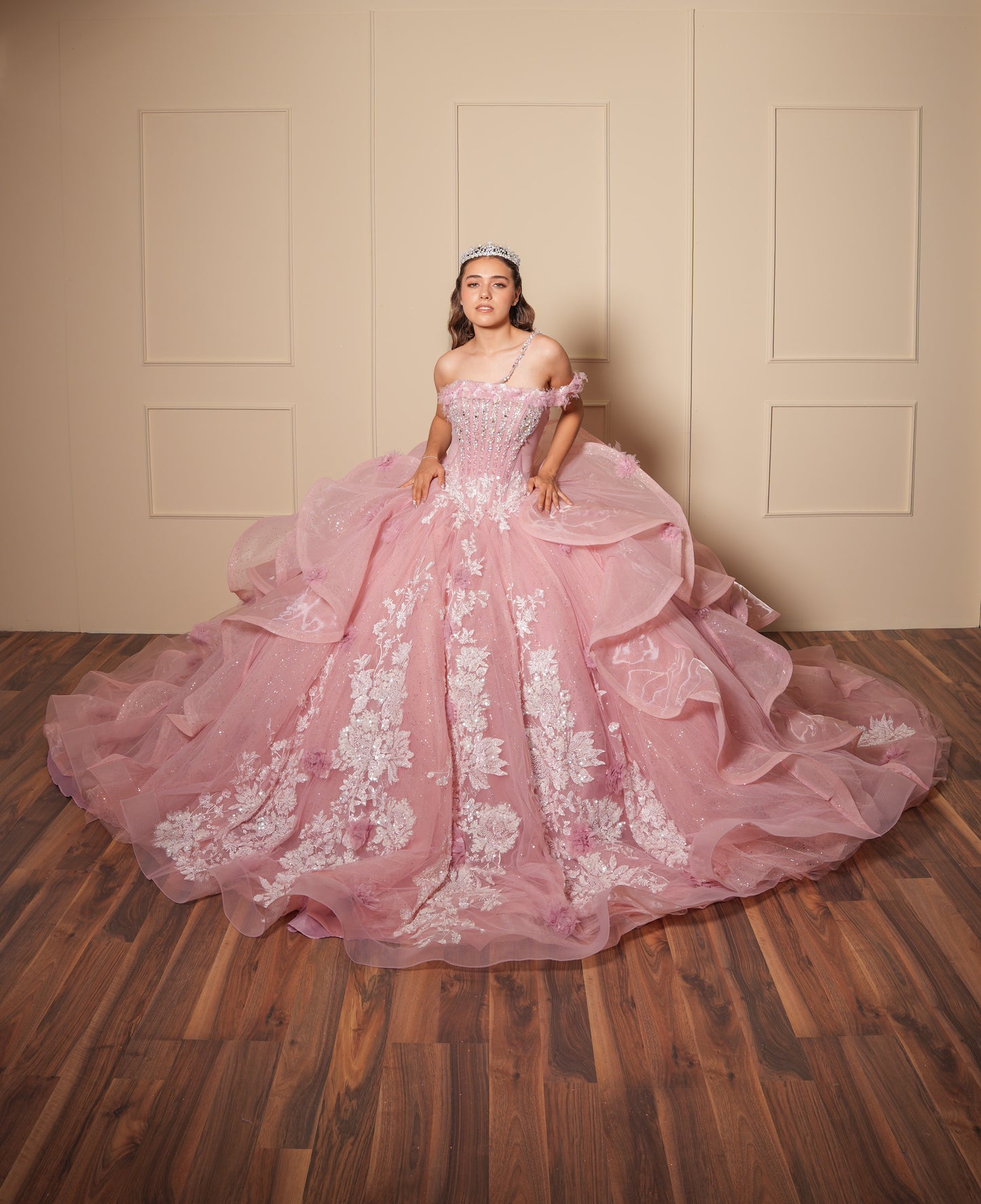 Vestido de XV Años Rosa Pedrería Blanca con Flores un Tirante y Olanes en el Cauda