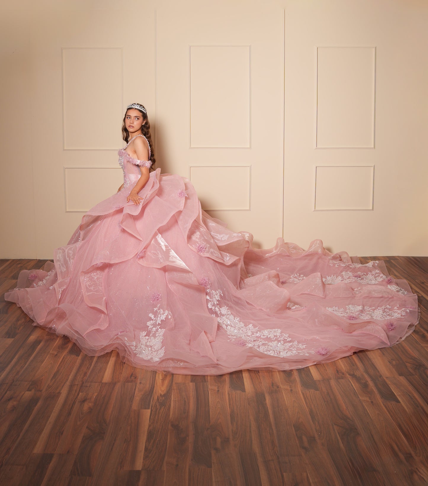 Vestido de XV Años Rosa Pedrería Blanca con Flores un Tirante y Olanes en el Cauda