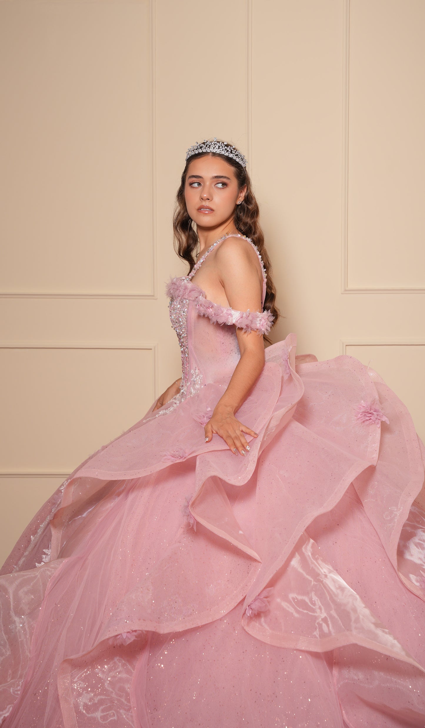 Vestido de XV Años Rosa Pedrería Blanca con Flores un Tirante y Olanes en el Cauda