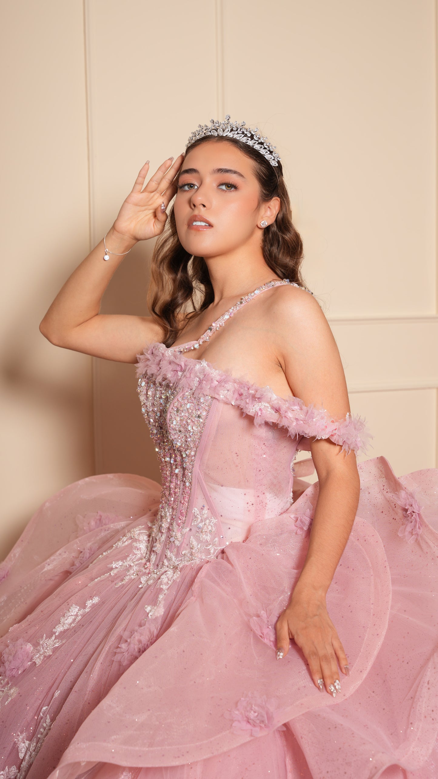 Vestido de XV Años Rosa Pedrería Blanca con Flores un Tirante y Olanes en el Cauda