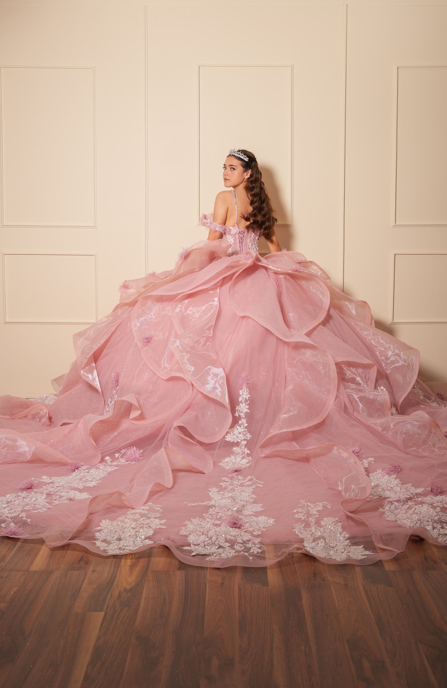 Vestido de XV Años Rosa Pedrería Blanca con Flores un Tirante y Olanes en el Cauda