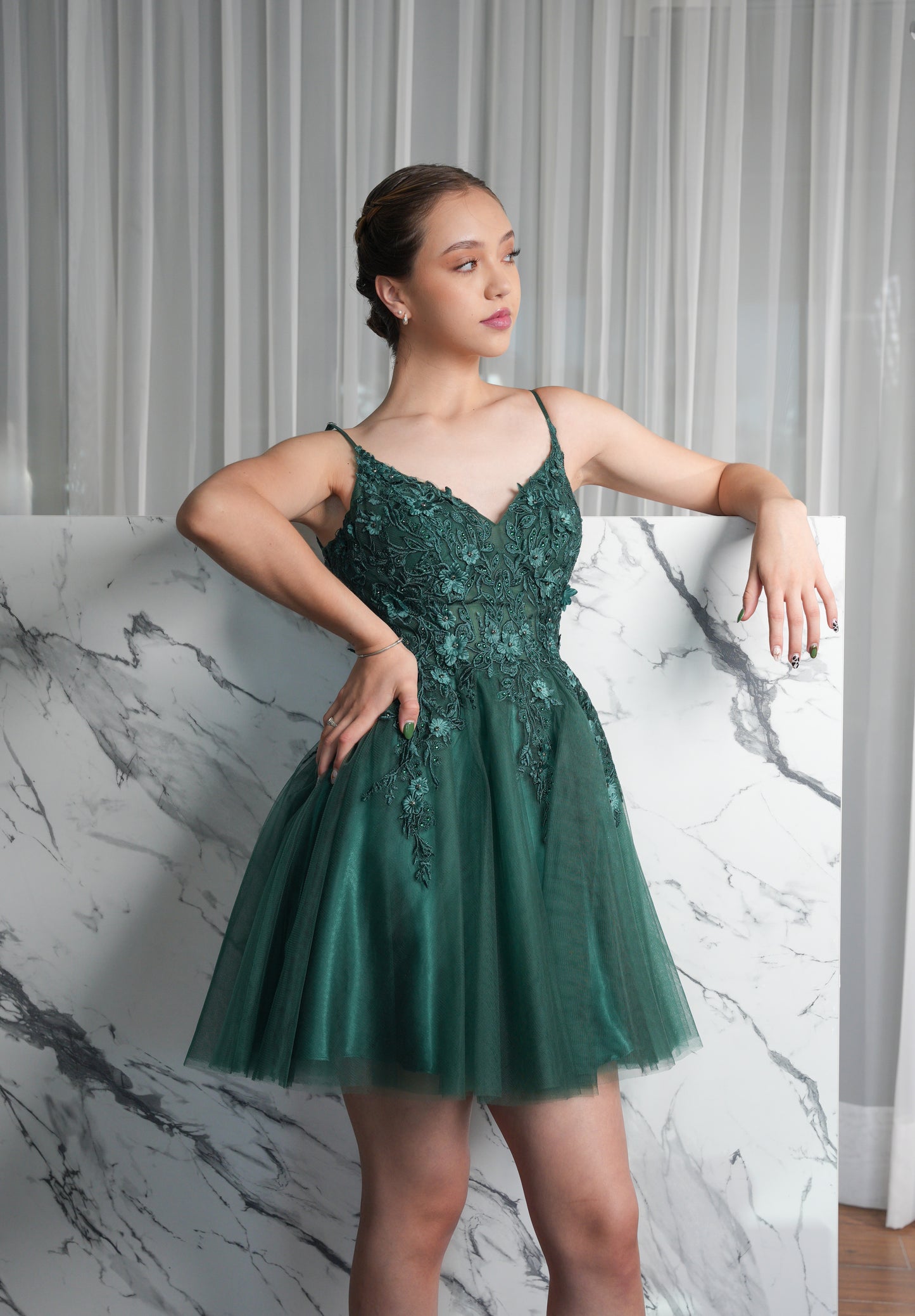 Vestido XV Años Verde Esmeralda Encaje Bordado Corto